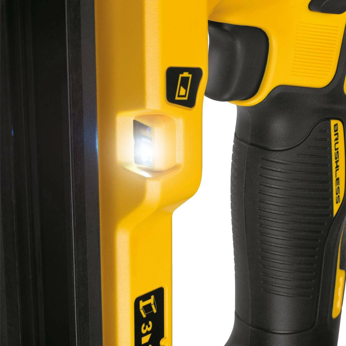 Primo piano di una sparachiodi DeWalt gialla, con la luce accesa, su sfondo bianco.