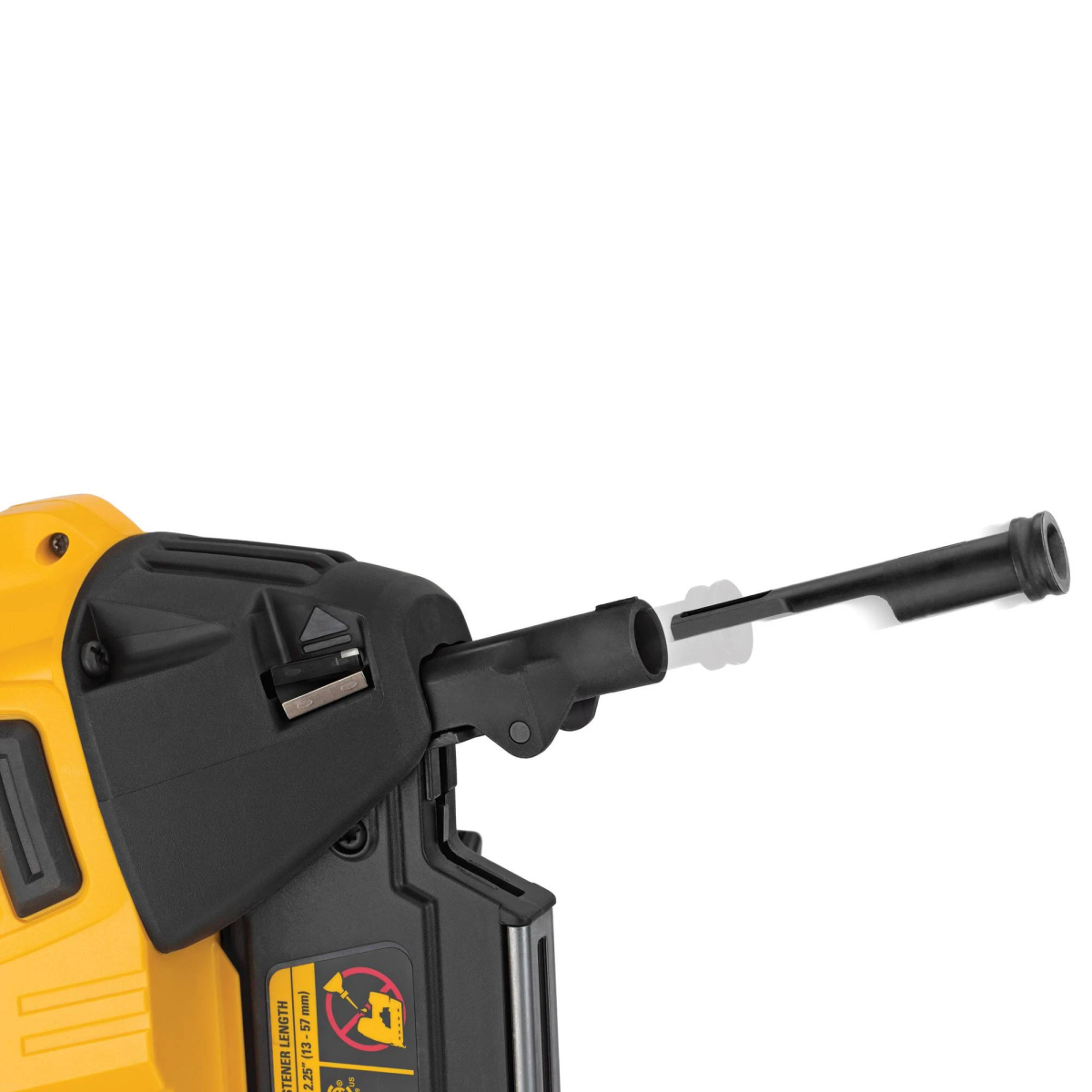 Primo piano dell'ugello di una sparachiodi DeWalt gialla, su sfondo bianco.