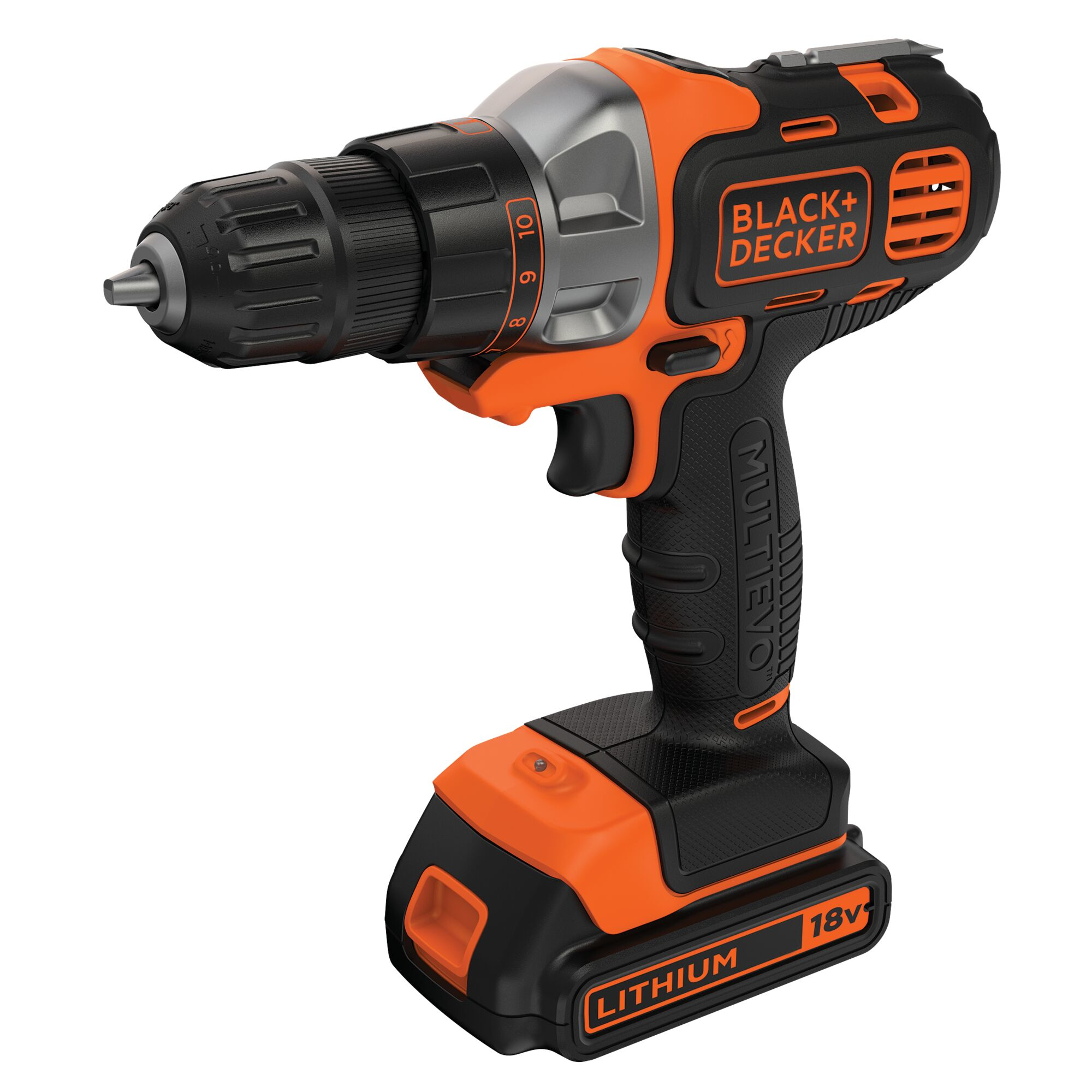 Czarno-pomarańczowa wiertarka Black+Decker z czarnym uchwytem, pomarańczową podstawą i srebrnym wierzchem. Wiertarka jest na białym tle.