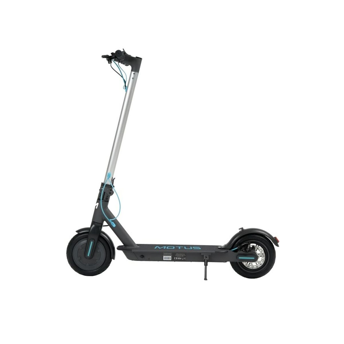 Scooter nero con manubrio grigio. Sfondo bianco. Il marchio è Motus. Lo scooter è nero.
