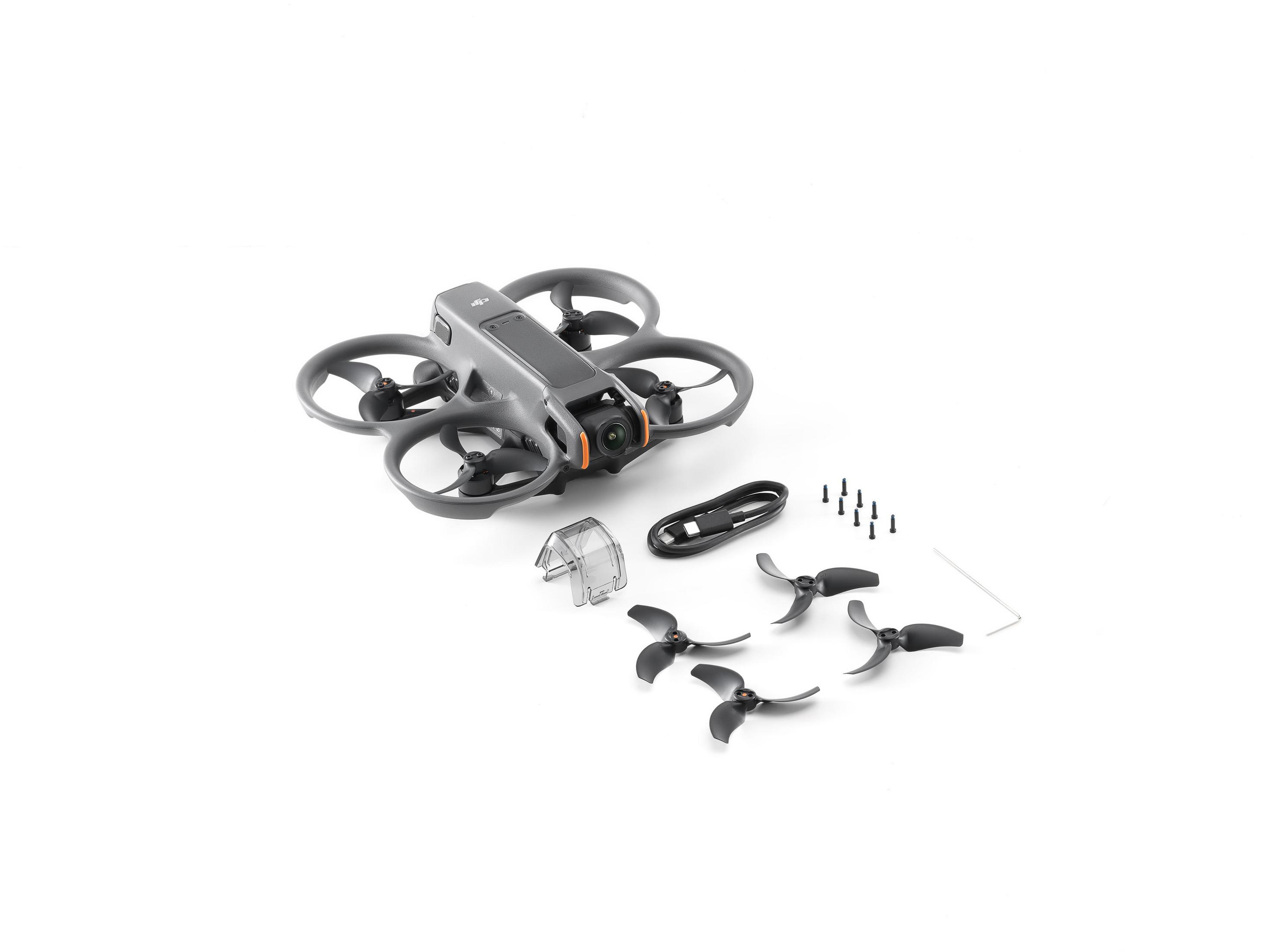 Złożony dron DJI Avata z akcesoriami, w tym śmigłami, na białym tle.