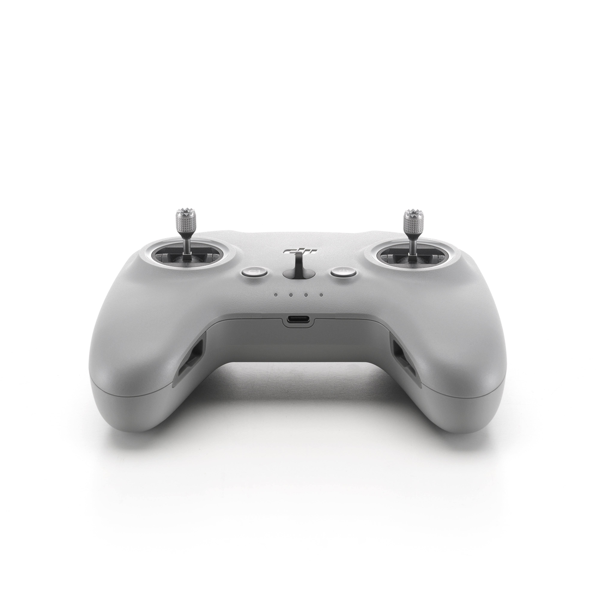 Szary kontroler drona z joystickami. Kontroler ma port USB-C i przyciski.
