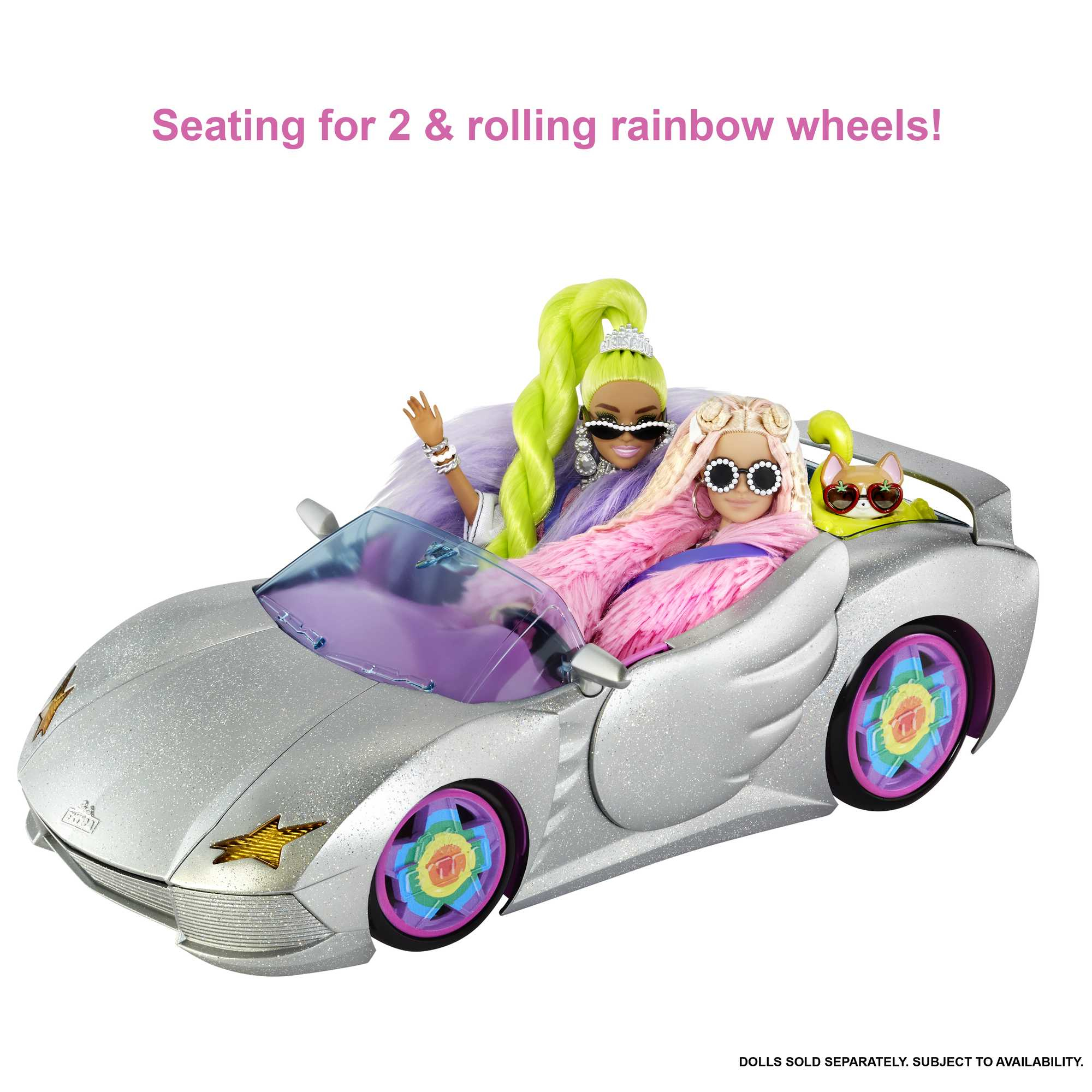 Zwei Puppen in einem silbernen Spielzeugauto mit Regenbogenrädern. Sie tragen Sonnenbrillen und haben bunte Haare.