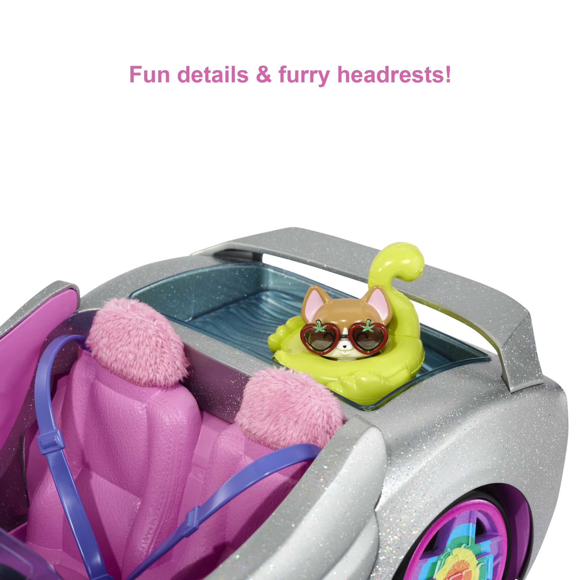 Ein Spielzeugauto-Innenraum mit rosa Sitzen, Pelzkopfstützen und einem Hunde-Schwimmreifen.