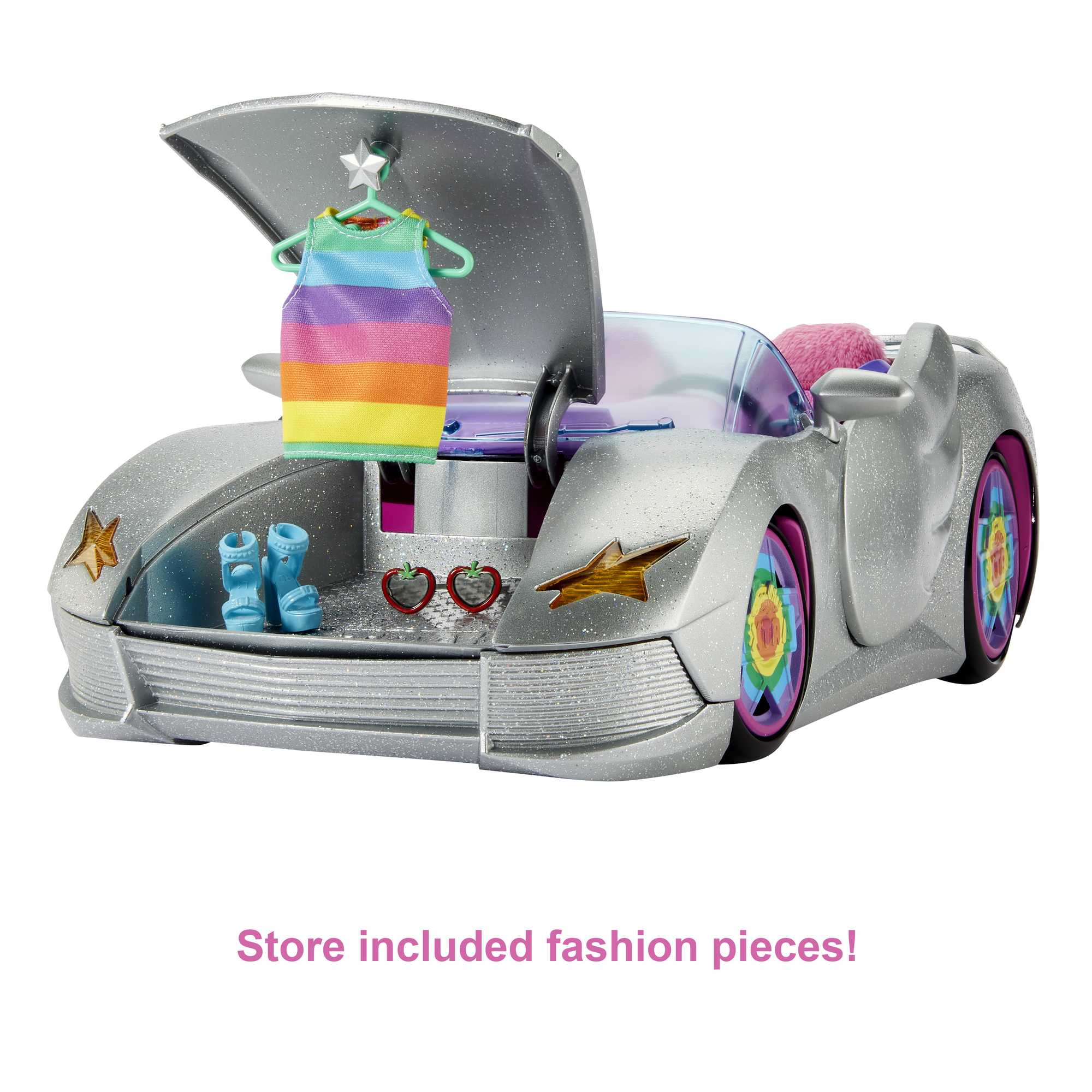 Ein Spielzeugauto mit geöffneter Motorhaube, Kleidung und Zubehör im Studio.