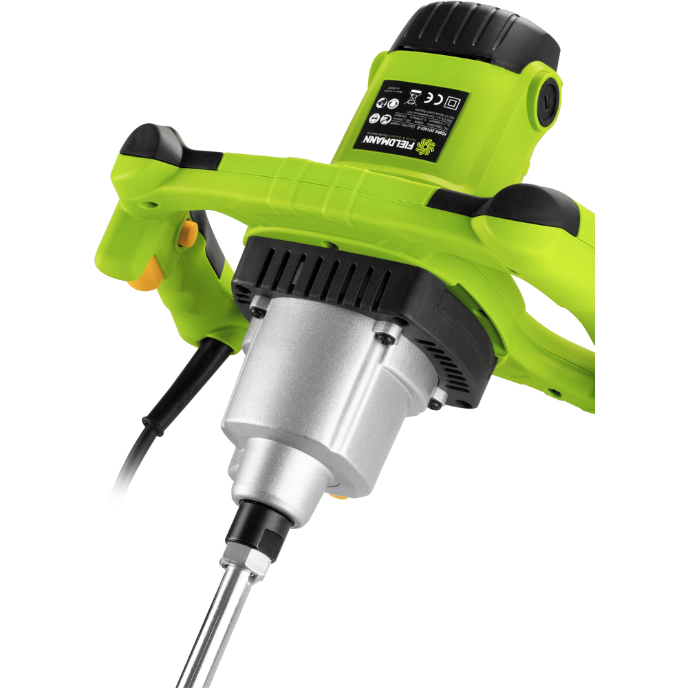 Zbliżenie zielonego miksera elektrycznego. Czarny uchwyt i srebrny element mieszający. Białe tło.