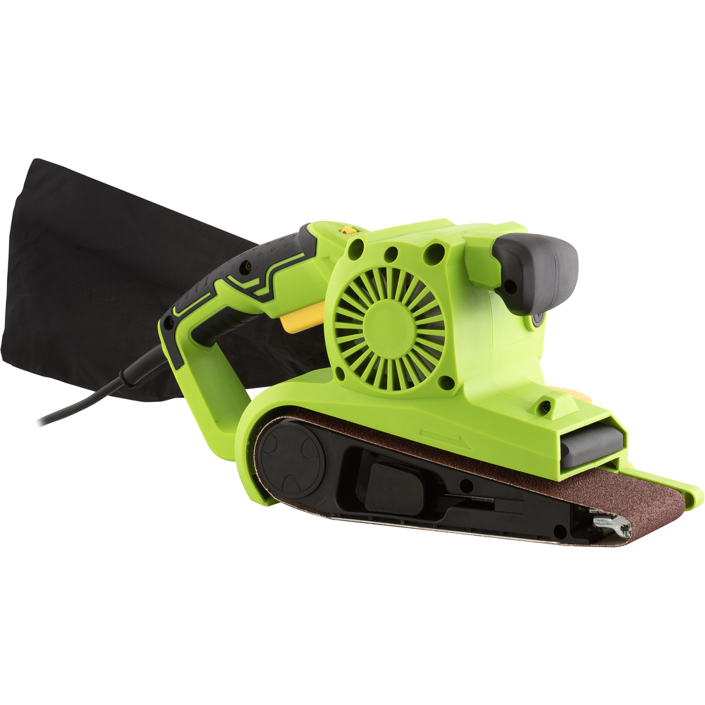 Zielona i czarna szlifierka taśmowa z czarnym workiem na pył. Na białym tle.