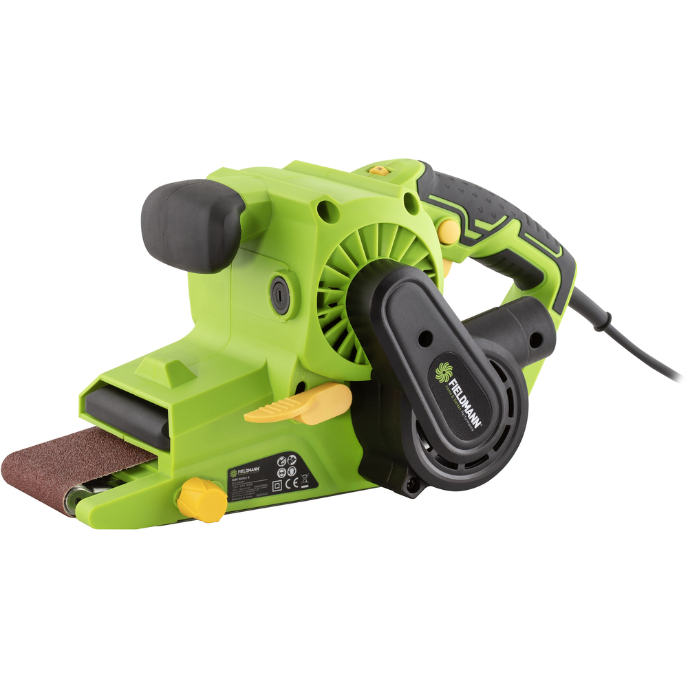 Zielona i czarna szlifierka taśmowa z brązową taśmą szlifierską. Białe tło.