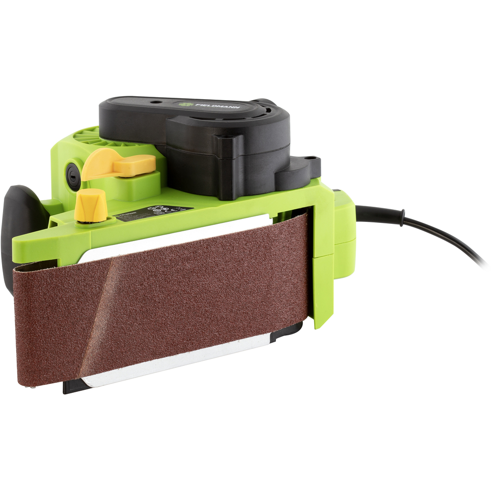 Zielona i czarna szlifierka taśmowa z brązową taśmą szlifierską. Narzędzie na białym tle.