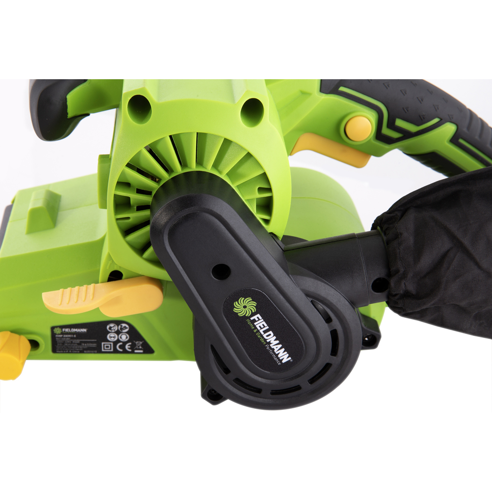 Zbliżenie tylnej części zielonego elektronarzędzia z czarną obudową wentylatora i czarnym workiem na pył. Białe tło.