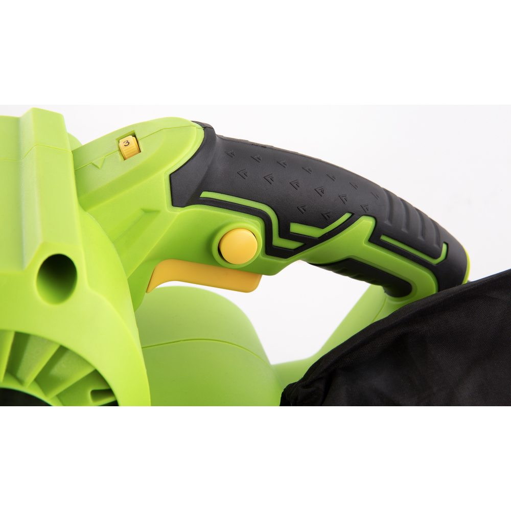 Zbliżenie zielonego uchwytu elektronarzędzia z czarnymi detalami i żółtym przełącznikiem. Białe tło.