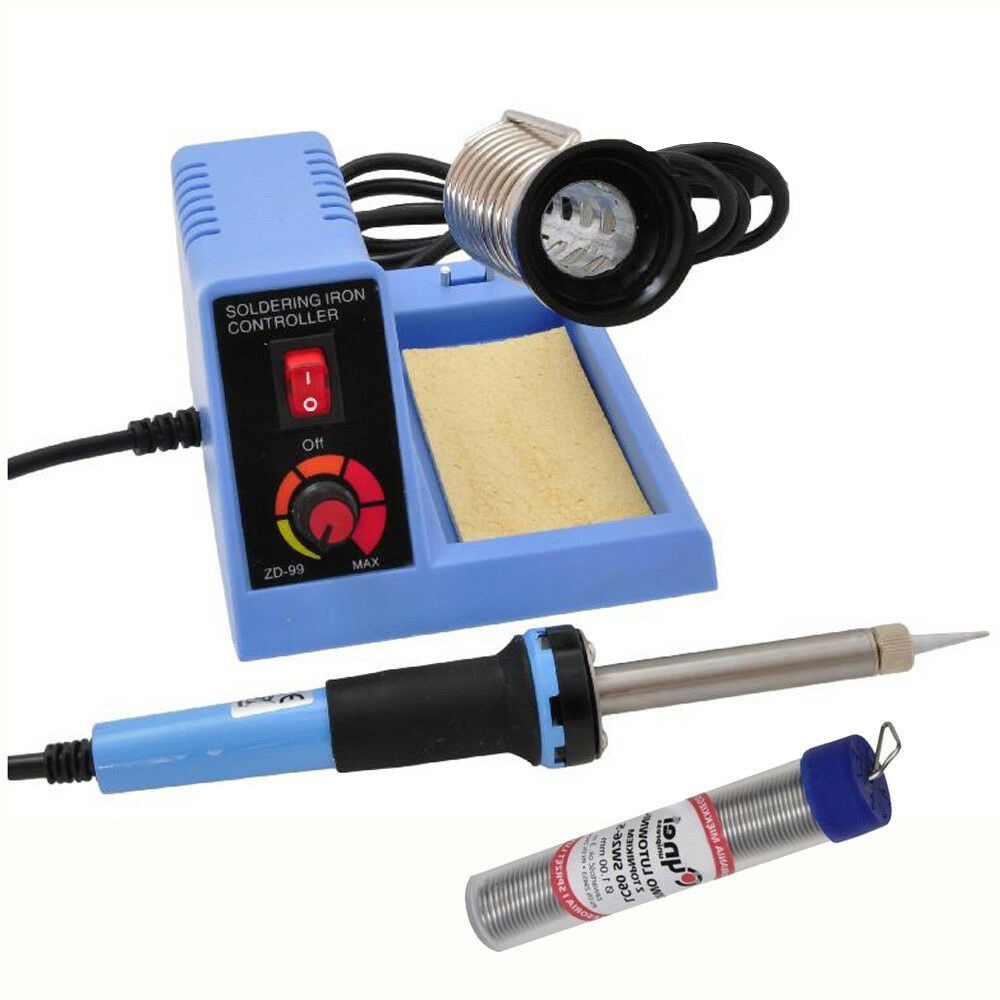 Saldatore, stazione di saldatura e filo di saldatura su una superficie bianca. Stazione blu, ferro nero.