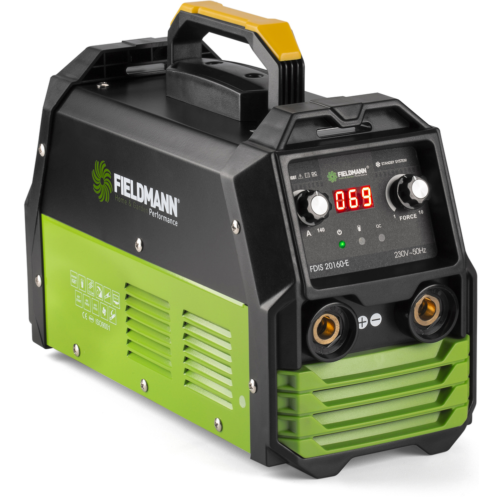 Czarna i zielona spawarka, zbliżenie na białym tle.