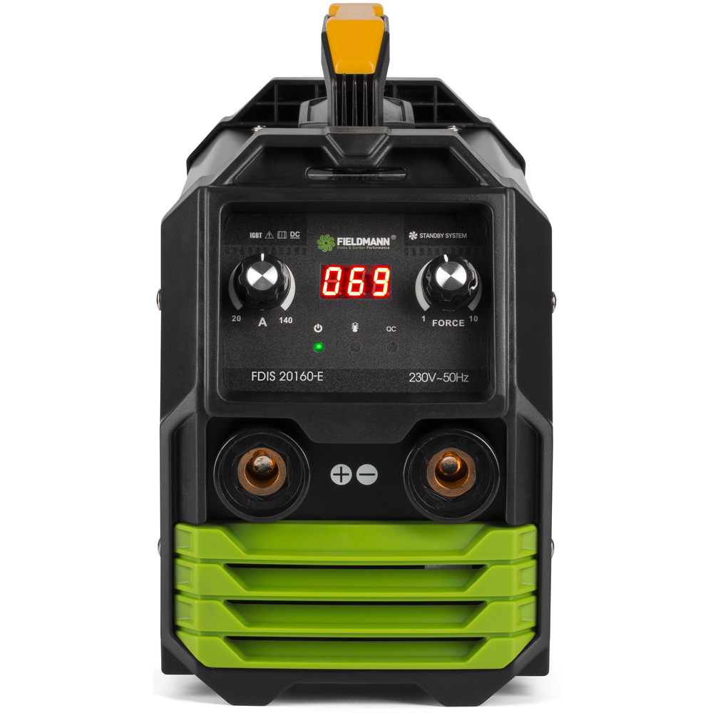 Czarna i zielona spawarka, widok z przodu, na białym tle.