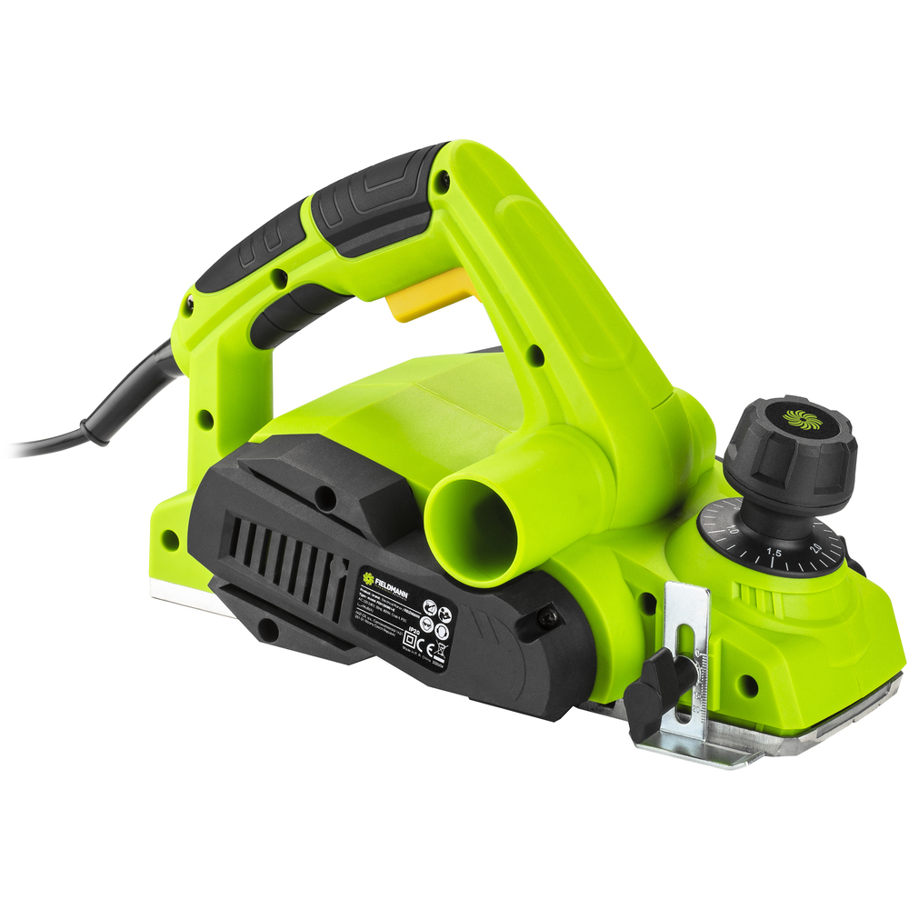 Zielony elektryczny strug ręczny z czarnymi detalami, żółtym przyciskiem i wylotem pyłu. Białe tło.