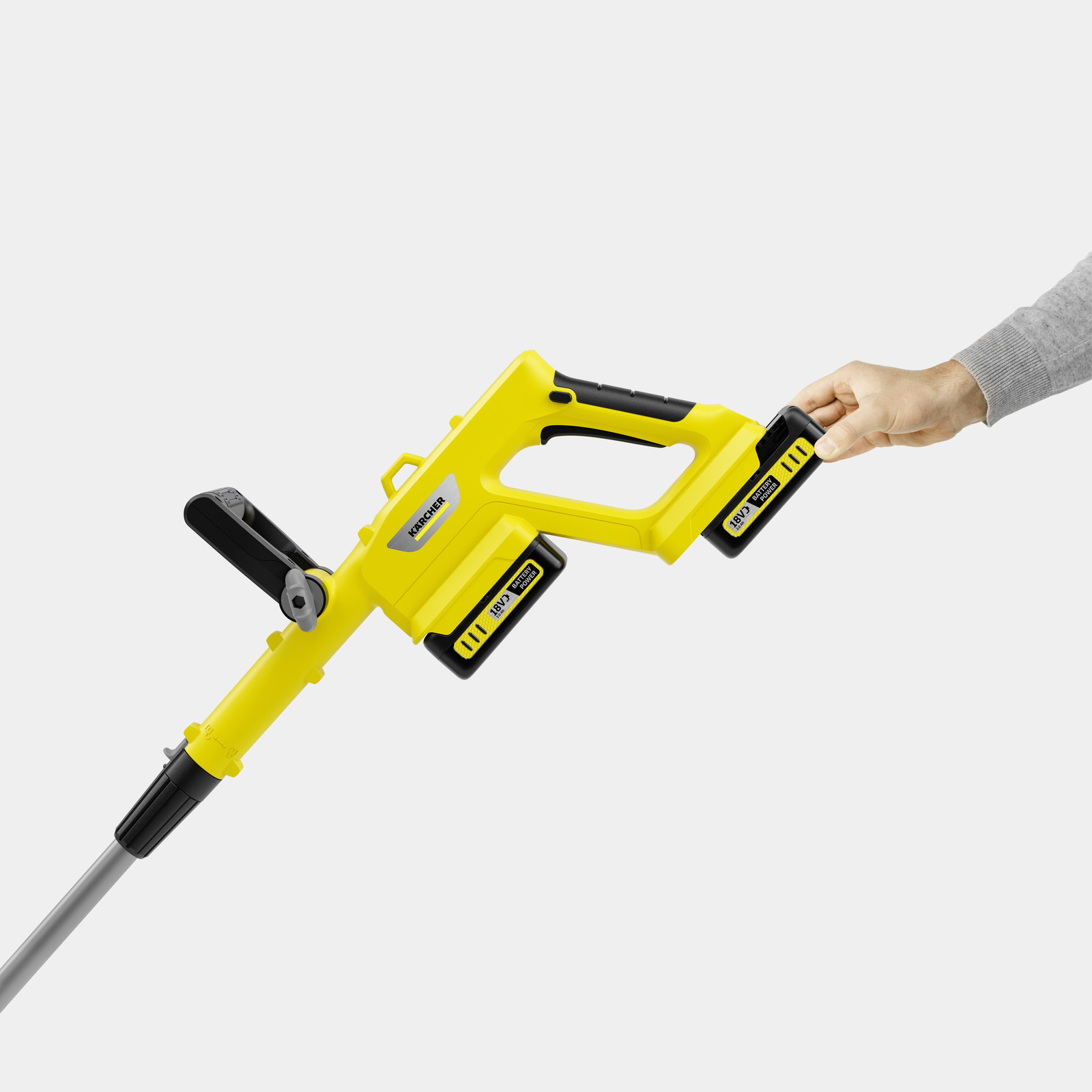 Gelbes Kärcher-Gerät mit einer Hand, die einen Akku hält. Es ist ein Gartengerät.
