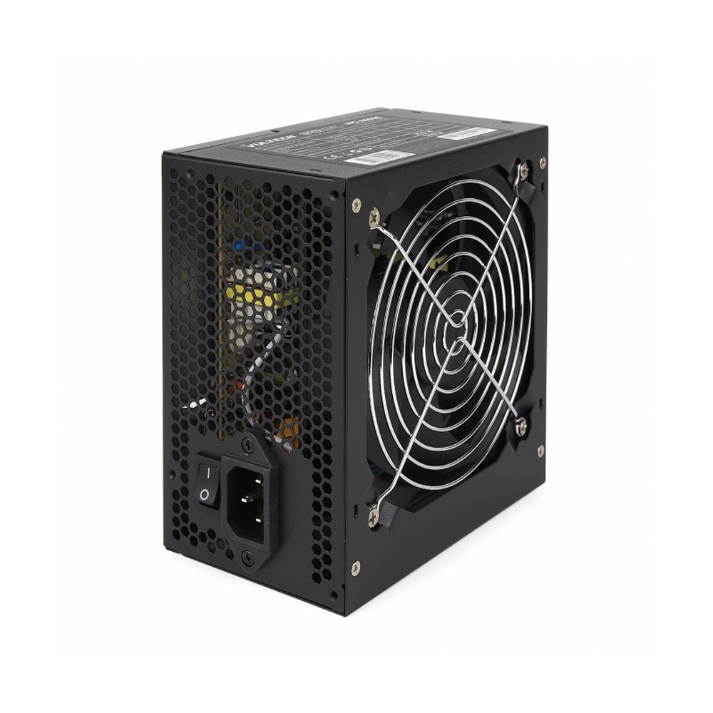 Alimentatore per computer nero con ventola, fori di ventilazione e connettori. Isolato su bianco.