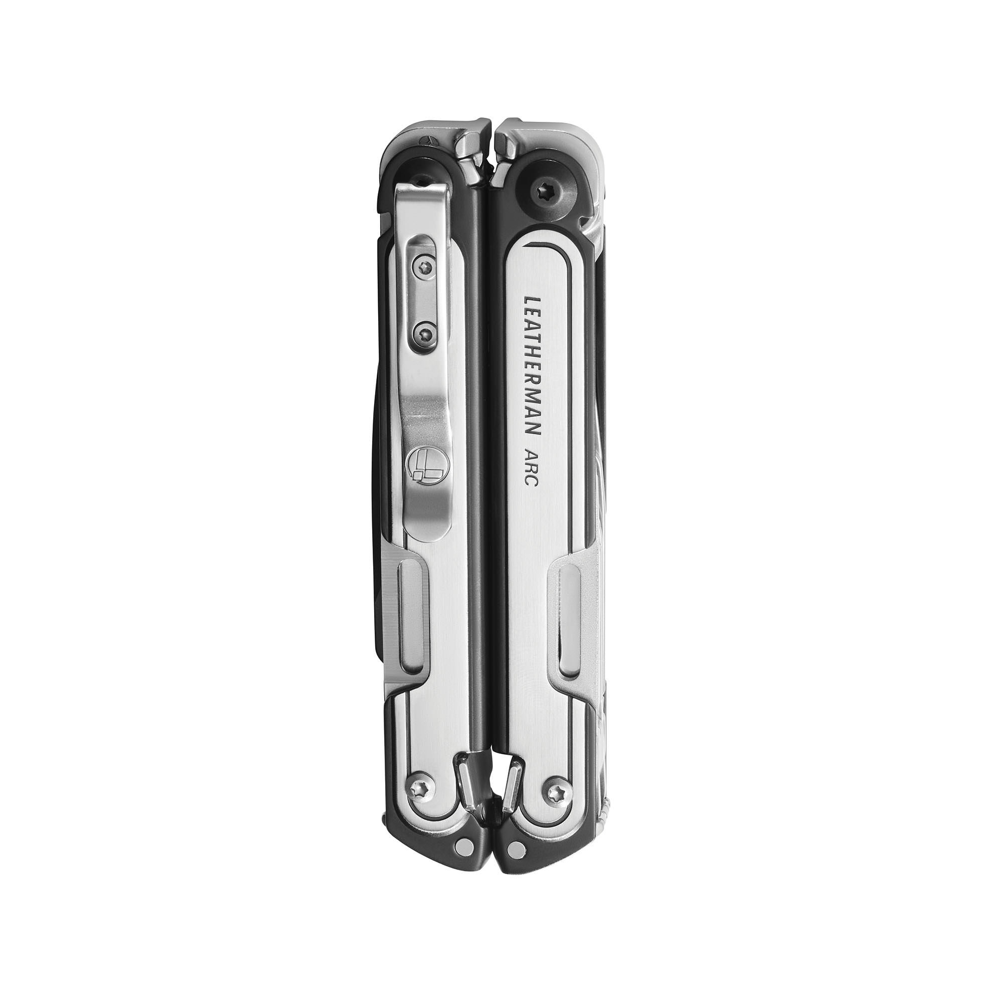 Zamknięte narzędzie wielofunkcyjne, srebrno-czarne, z klipsem do kieszeni i tekstem 'LEATHERMAN ARC'.