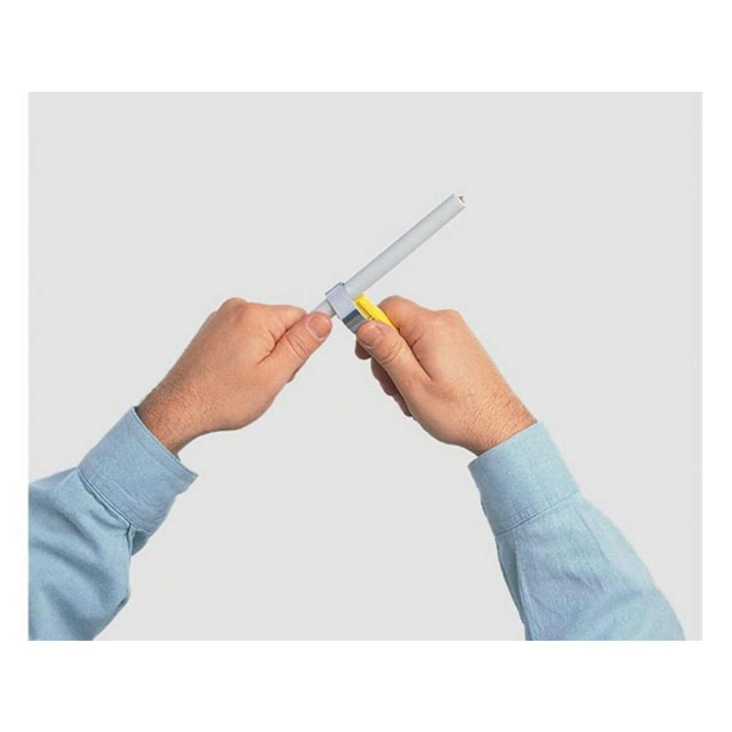 Ręce łączące szarą rurę. Jasnoszare tło.