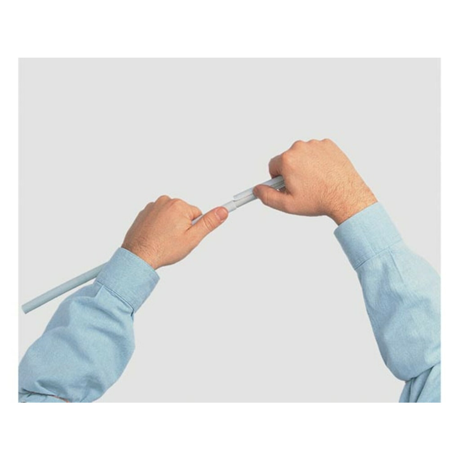 Ręce łączące szary odcinek rury. Jasnoszare tło.