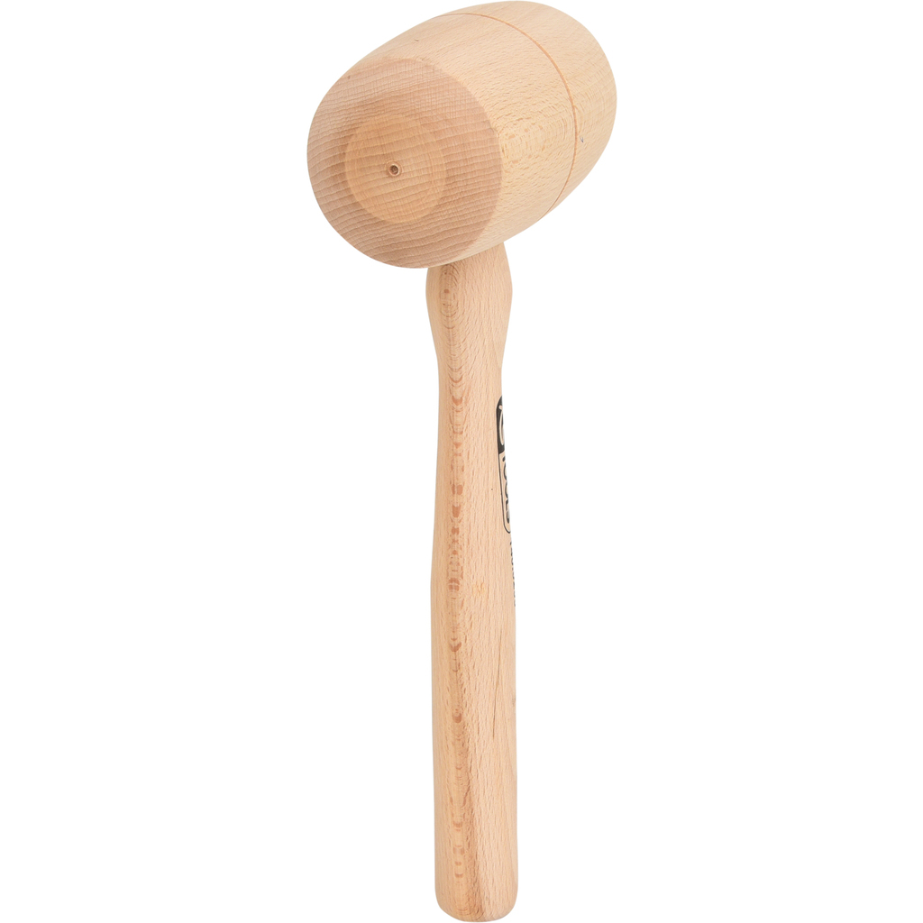 Holzhammer mit zylindrischem Kopf und Griff. Der Griff hat Text. Weißer Hintergrund.