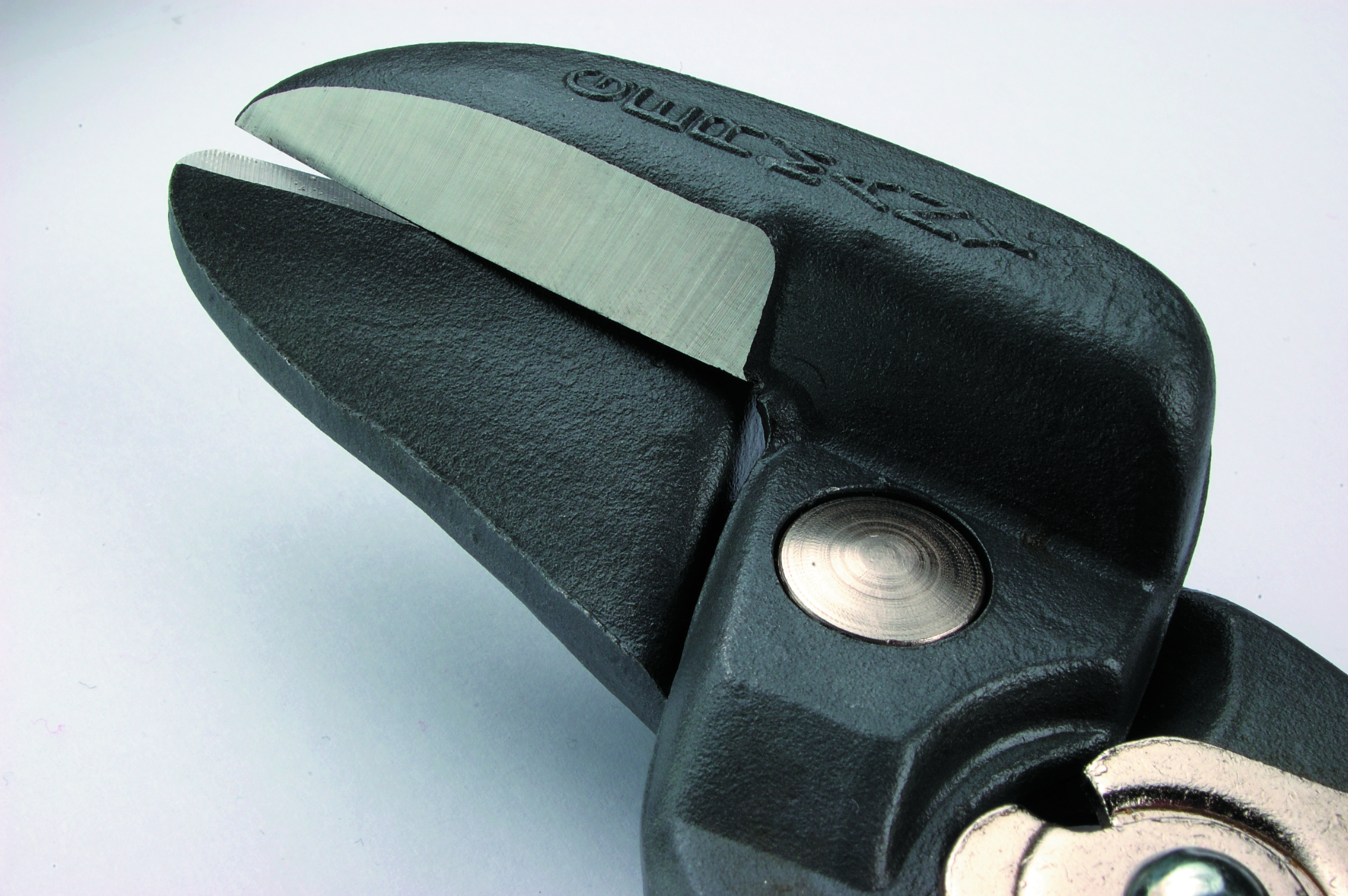 Zbliżenie nożyc do metalu. Czarne ostrza, srebrne krawędzie. Izolowane na białym.