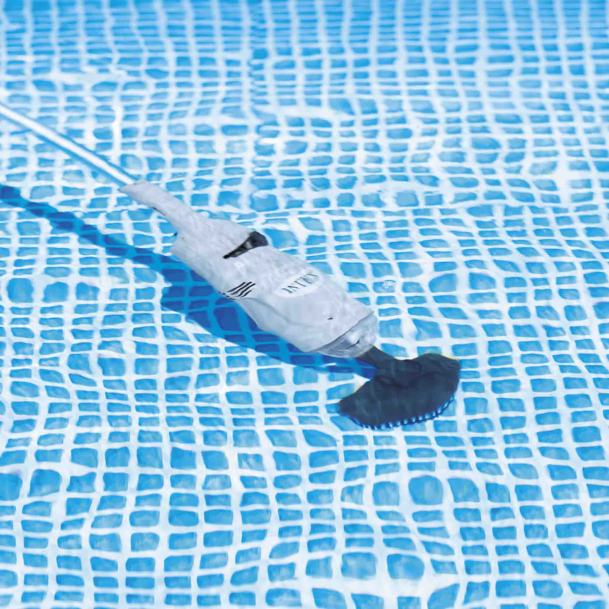 Ein Pool-Staubsauger in einem Pool. Der Reiniger ist grau, mit einer schwarzen Bürste und einem langen, flexiblen Griff.