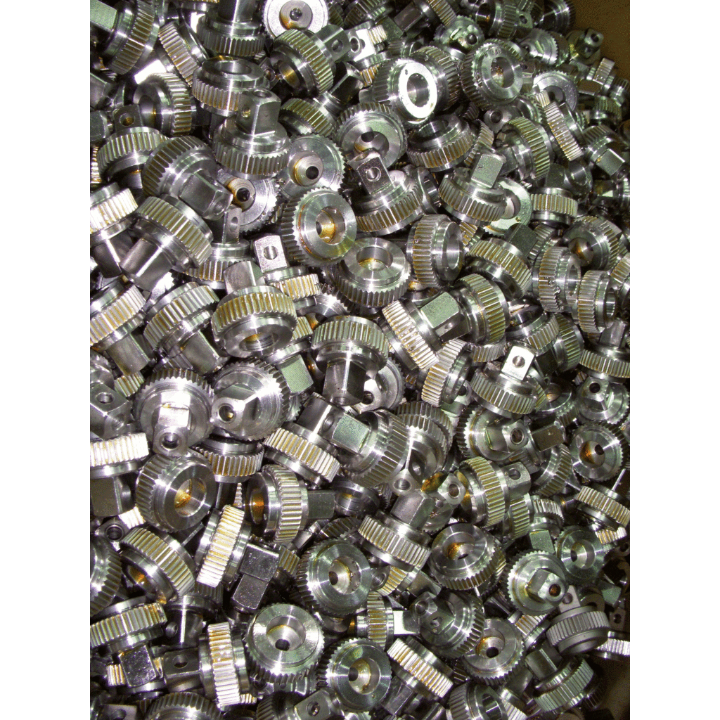 Ein Haufen silberner Metallteile mit Sechskant- und anderen Details.