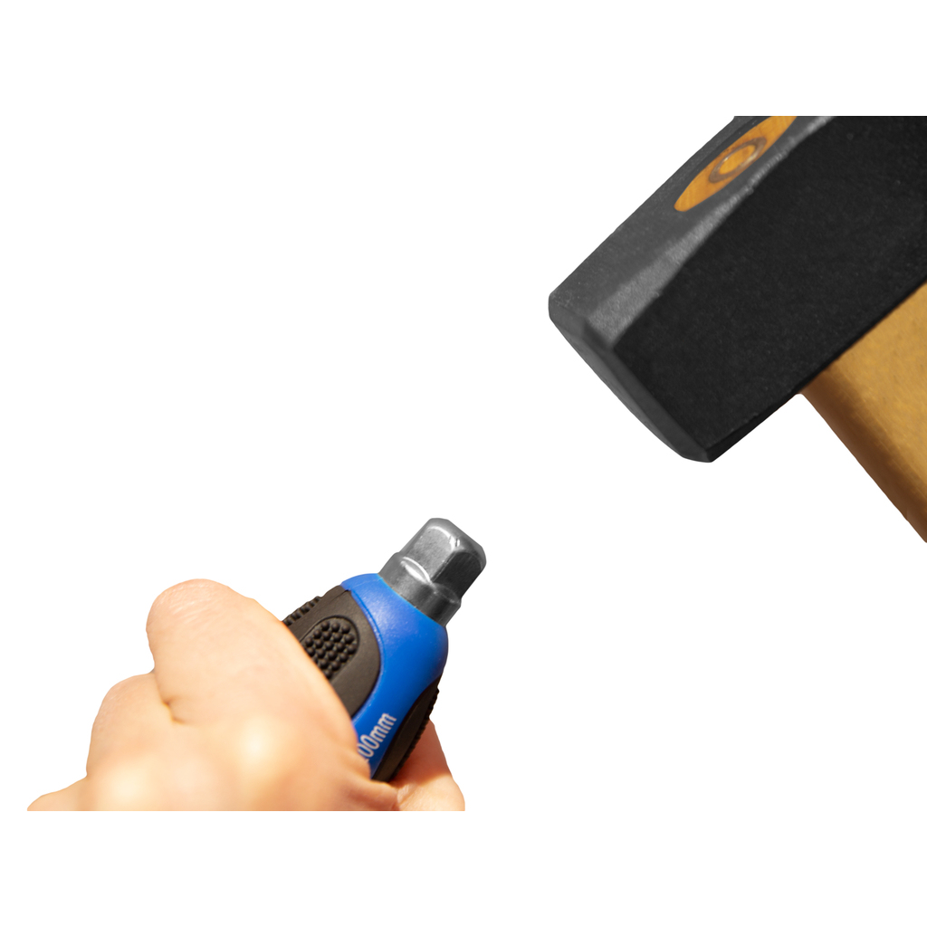 Ręka trzymająca niebiesko-czarny śrubokręt obok czarnego młotka.