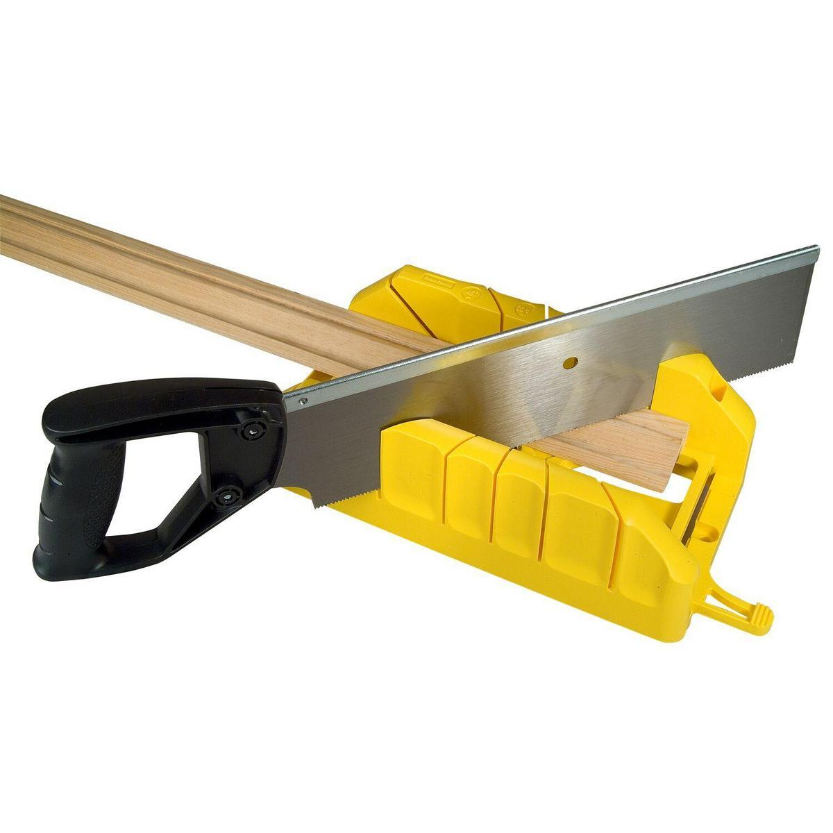 Gelbe Gehrungslade mit einem Stück Holz, das geschnitten wird. Die Säge ist in der Box, bereit zum Schneiden.