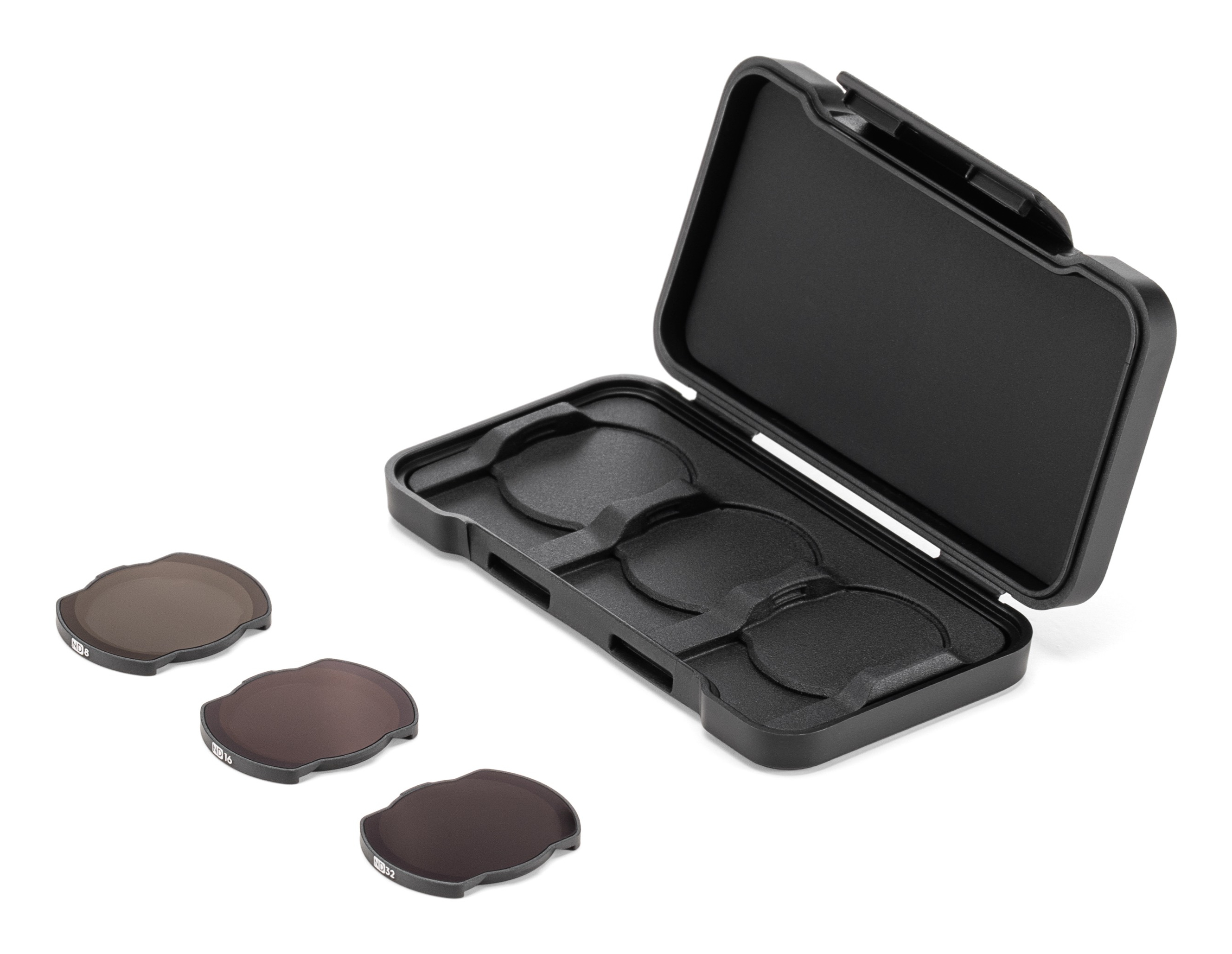 Zestaw filtrów do aparatu, trzy filtry w czarnym etui na białej powierzchni.