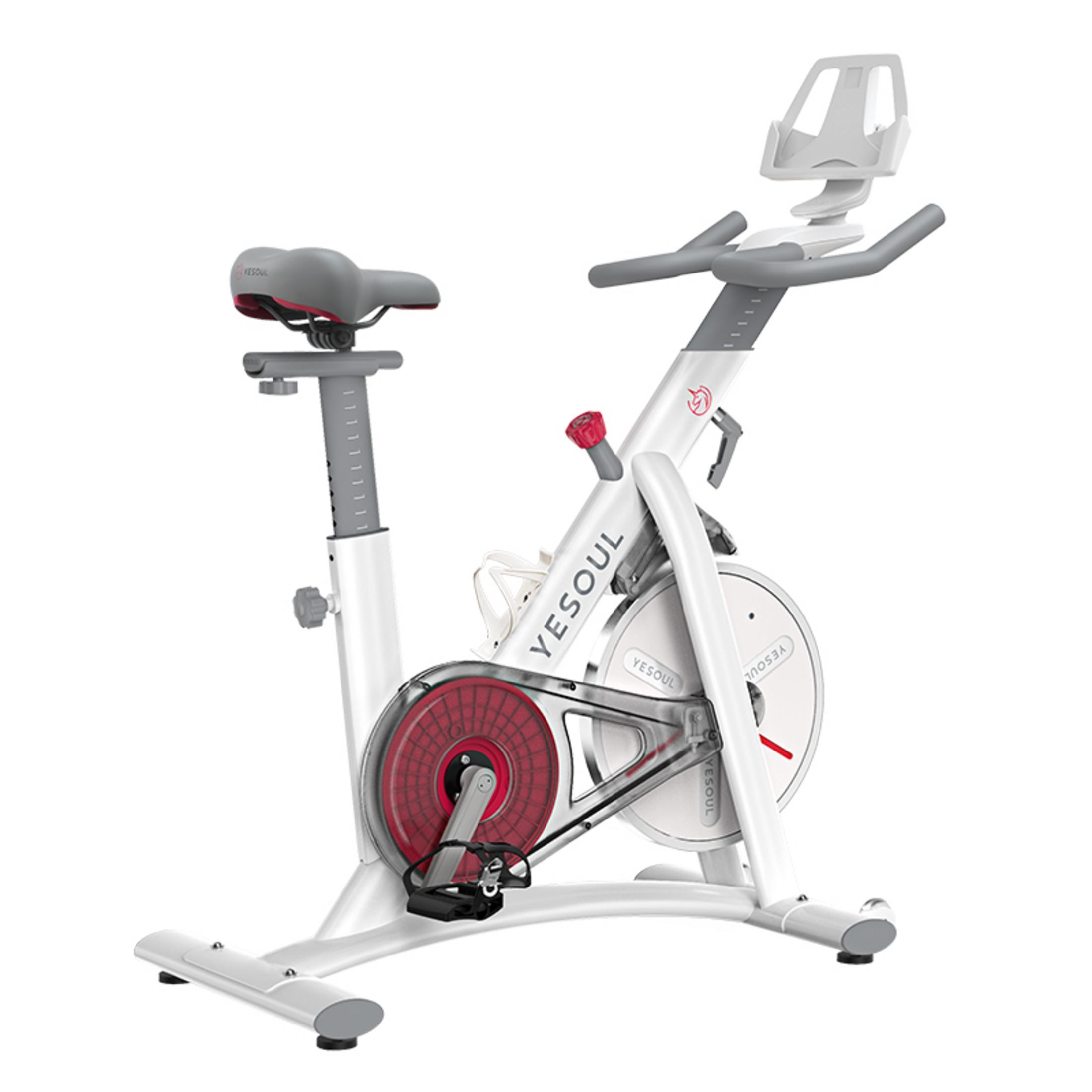 Bici da palestra bianca con dettagli rossi. Ha schermo, manubrio e sella. Isolato su bianco.