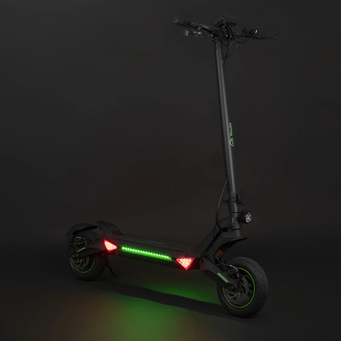 Zwarte elektrische scooter met groene lichten. De scooter heeft een voorlicht en een standaard.