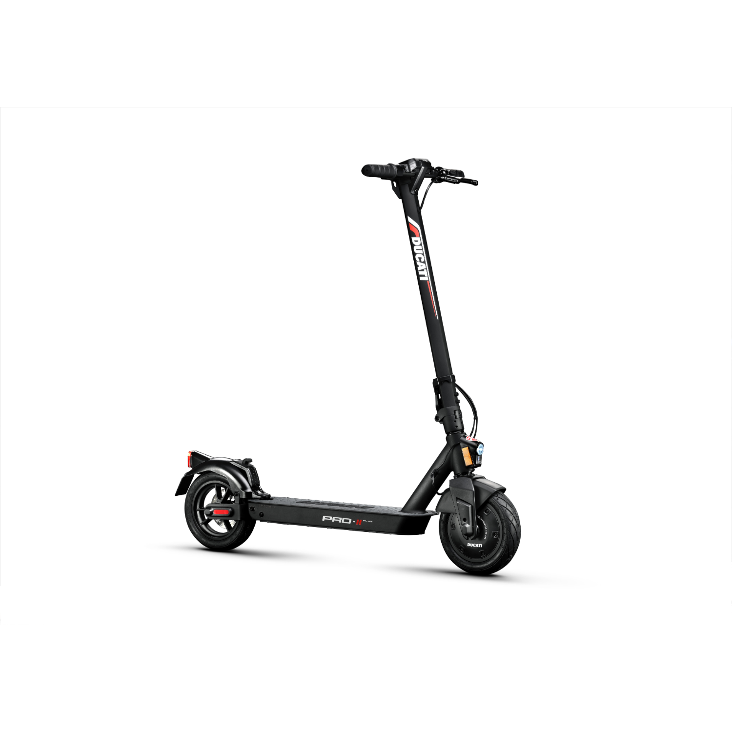 Un monopattino Ducati nero su sfondo bianco. Lo scooter ha dettagli rossi e bianchi.