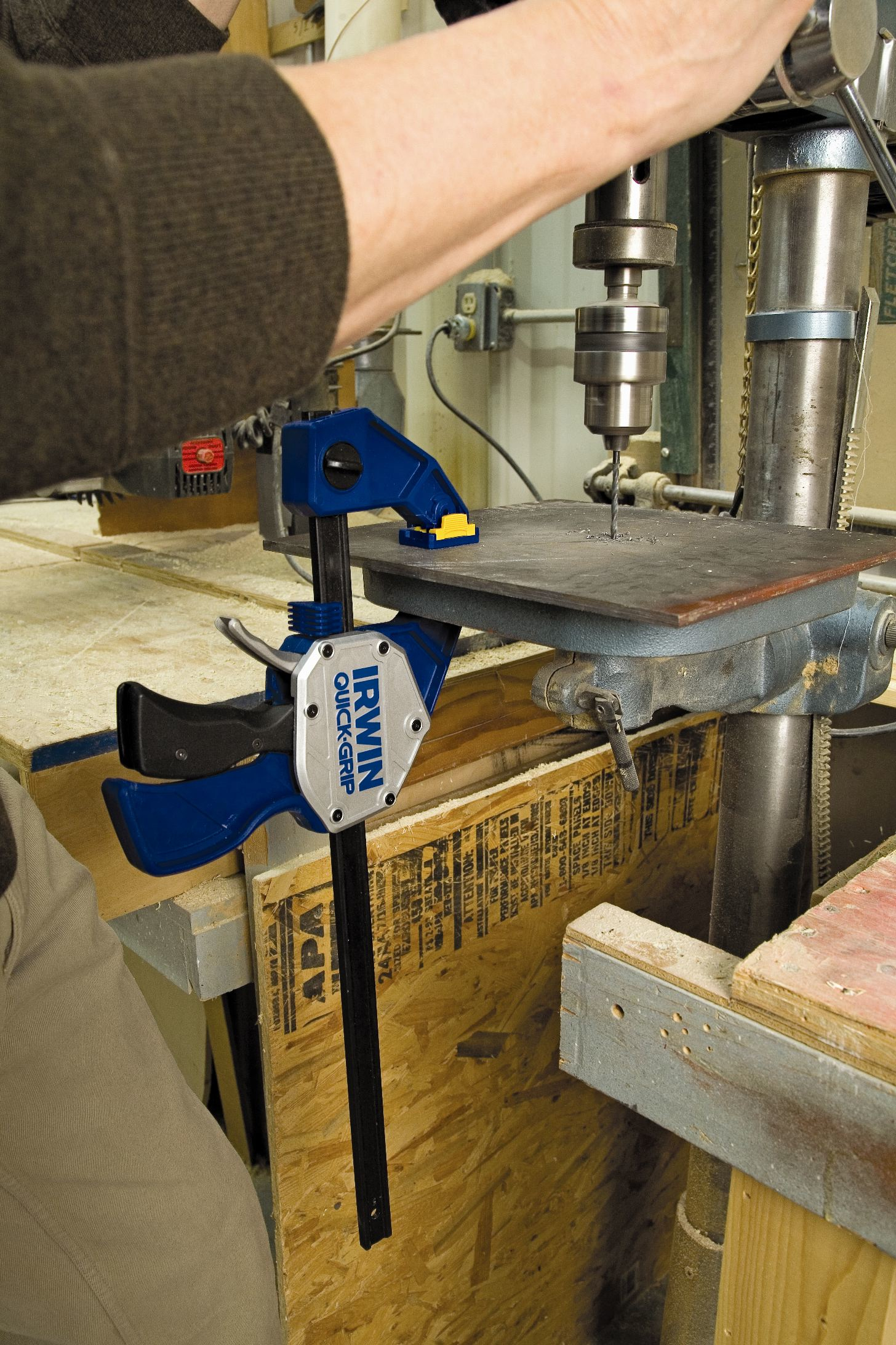 Eine Person verwendet eine Irwin Quick-Grip Klemme mit einer Bohrmaschine.
