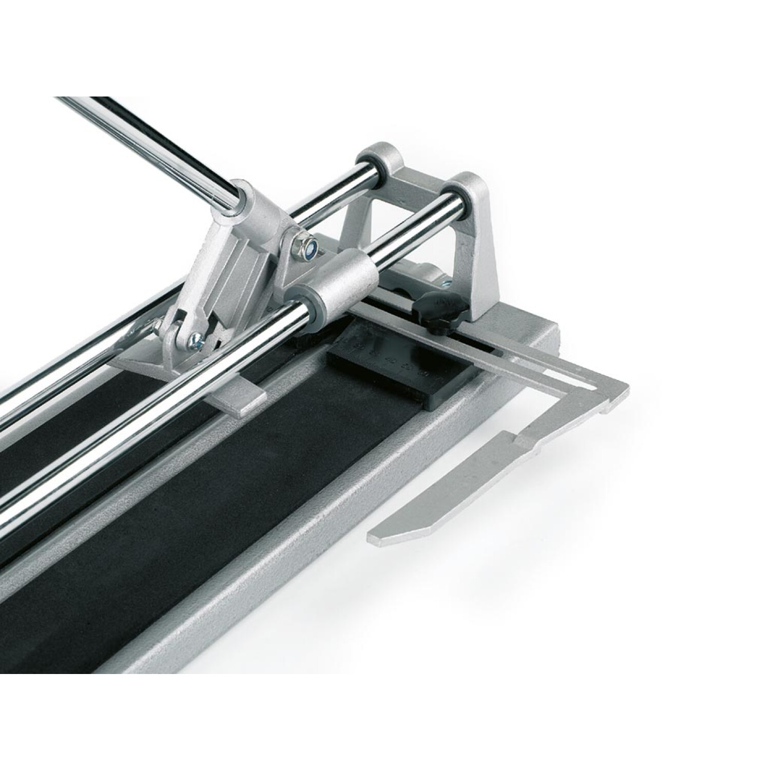 Tagliapiastrelle, argento, nero e grigio. L'impugnatura è rossa. Posto su sfondo bianco.