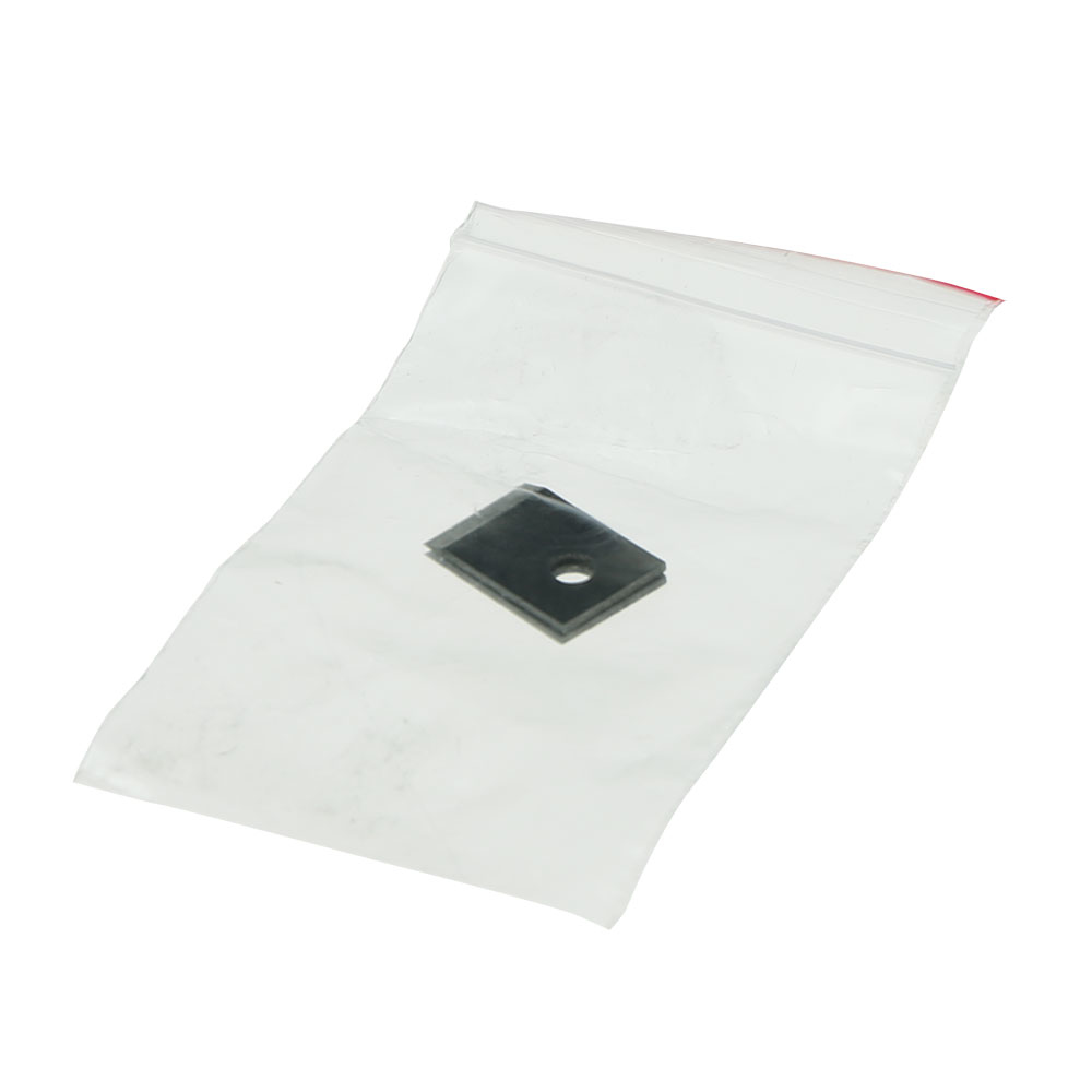 Un petit carré noir avec un trou dans un sac en plastique transparent sur fond blanc.