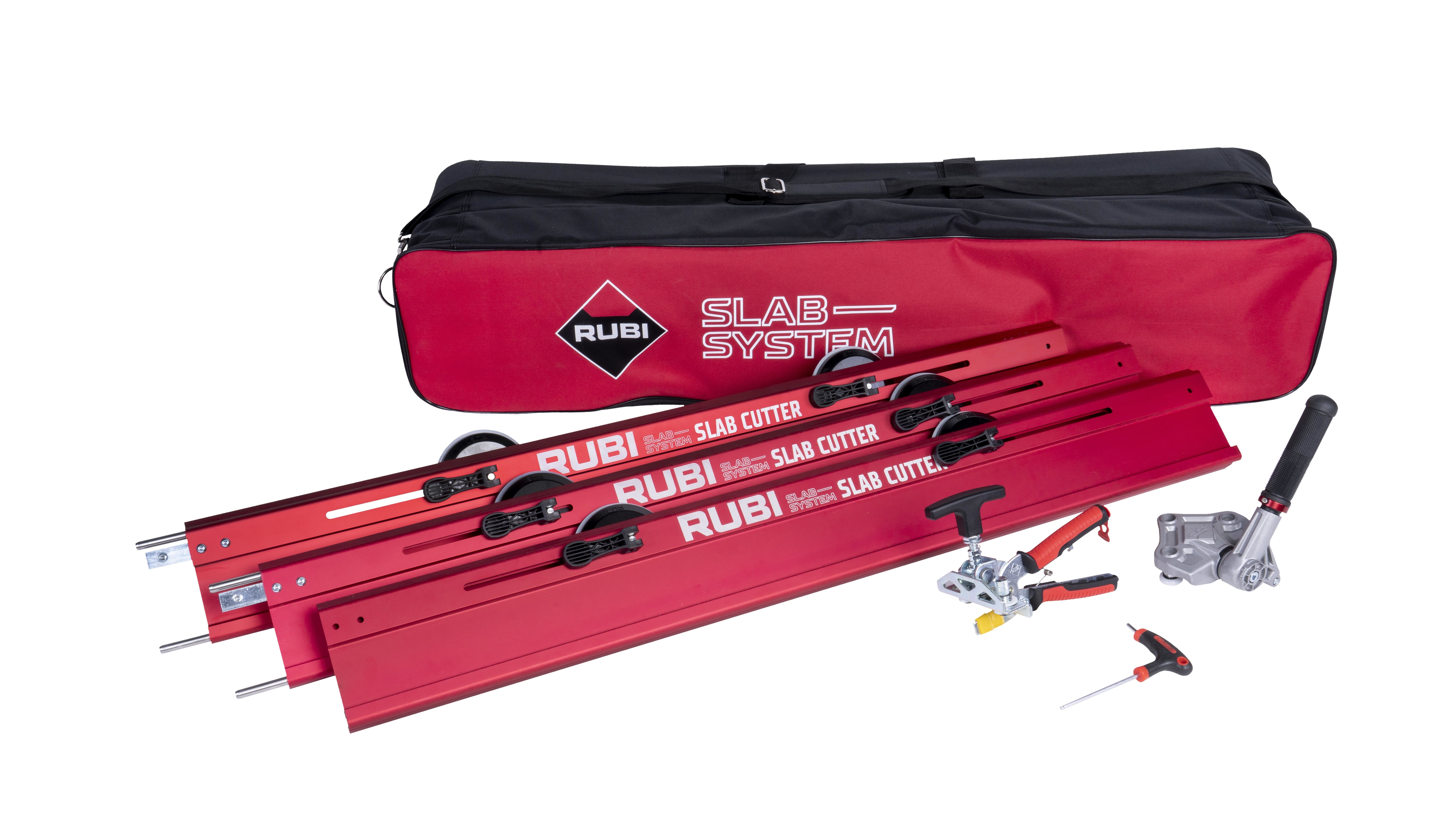 Rotes Platten Schneidesystem und eine schwarze Tasche auf weißem Grund.