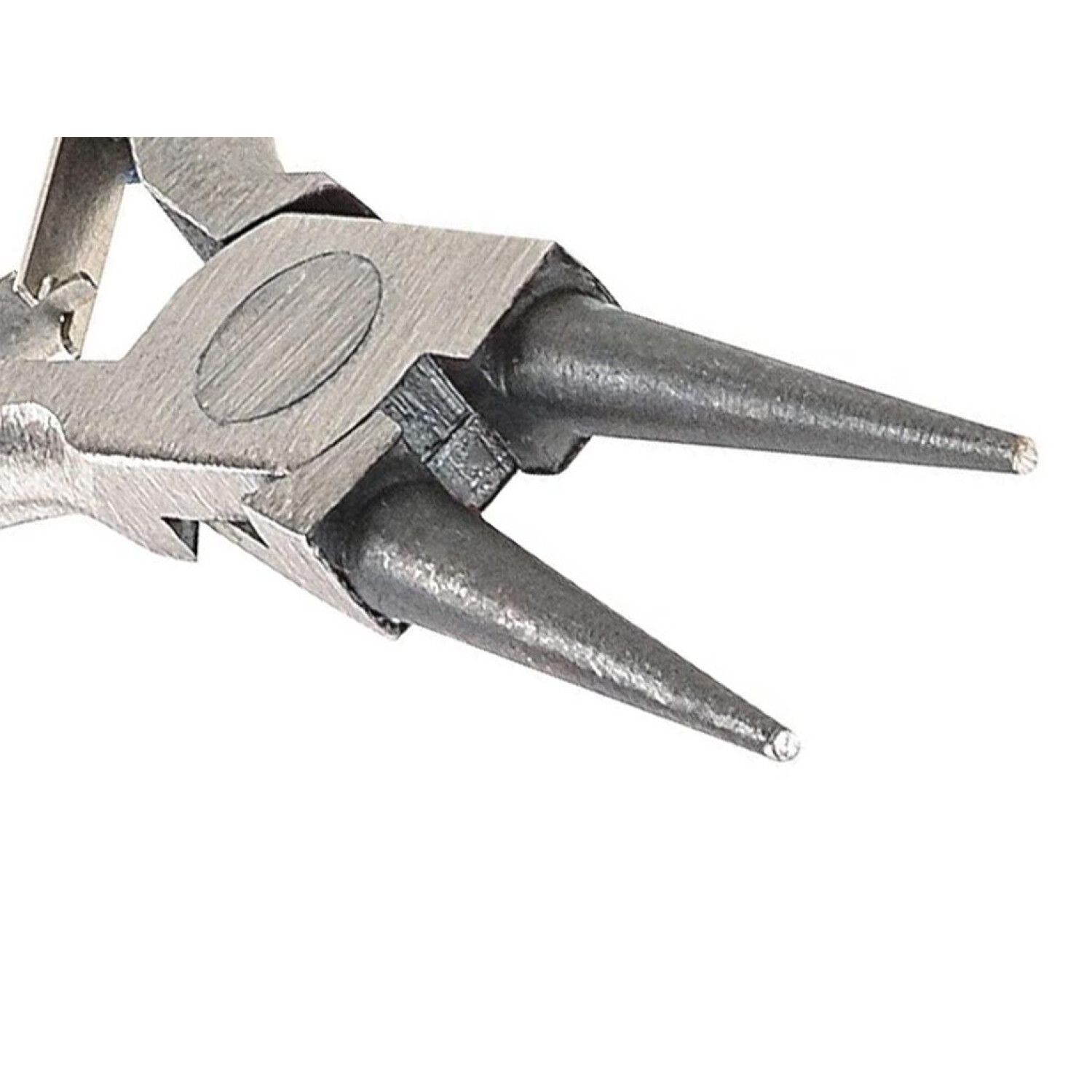 Nahaufnahme der Zangenspitzen. Schwarzes Metall auf Weiß.