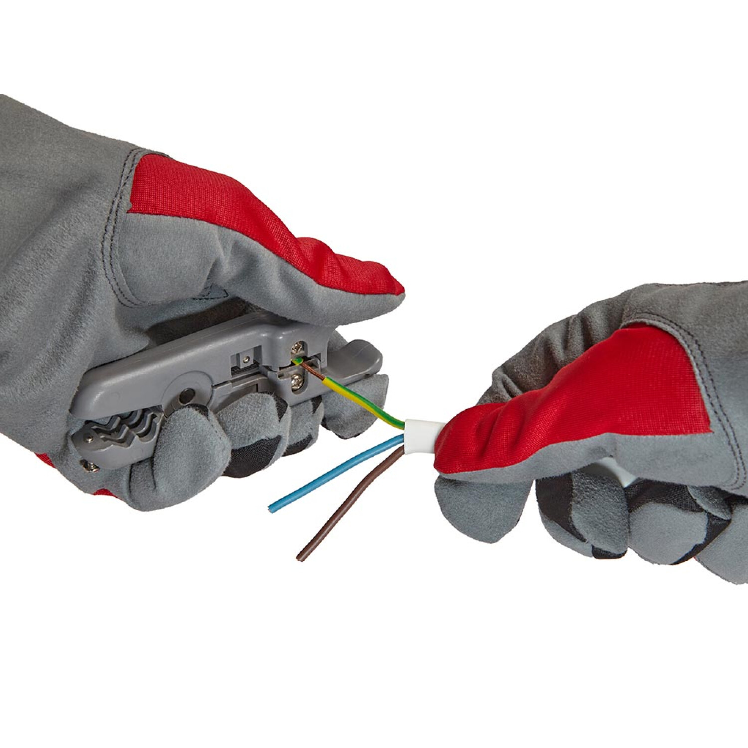 Hände in Handschuhen verwenden einen Abisolierer an elektrischen Drähten. Weißer Hintergrund.