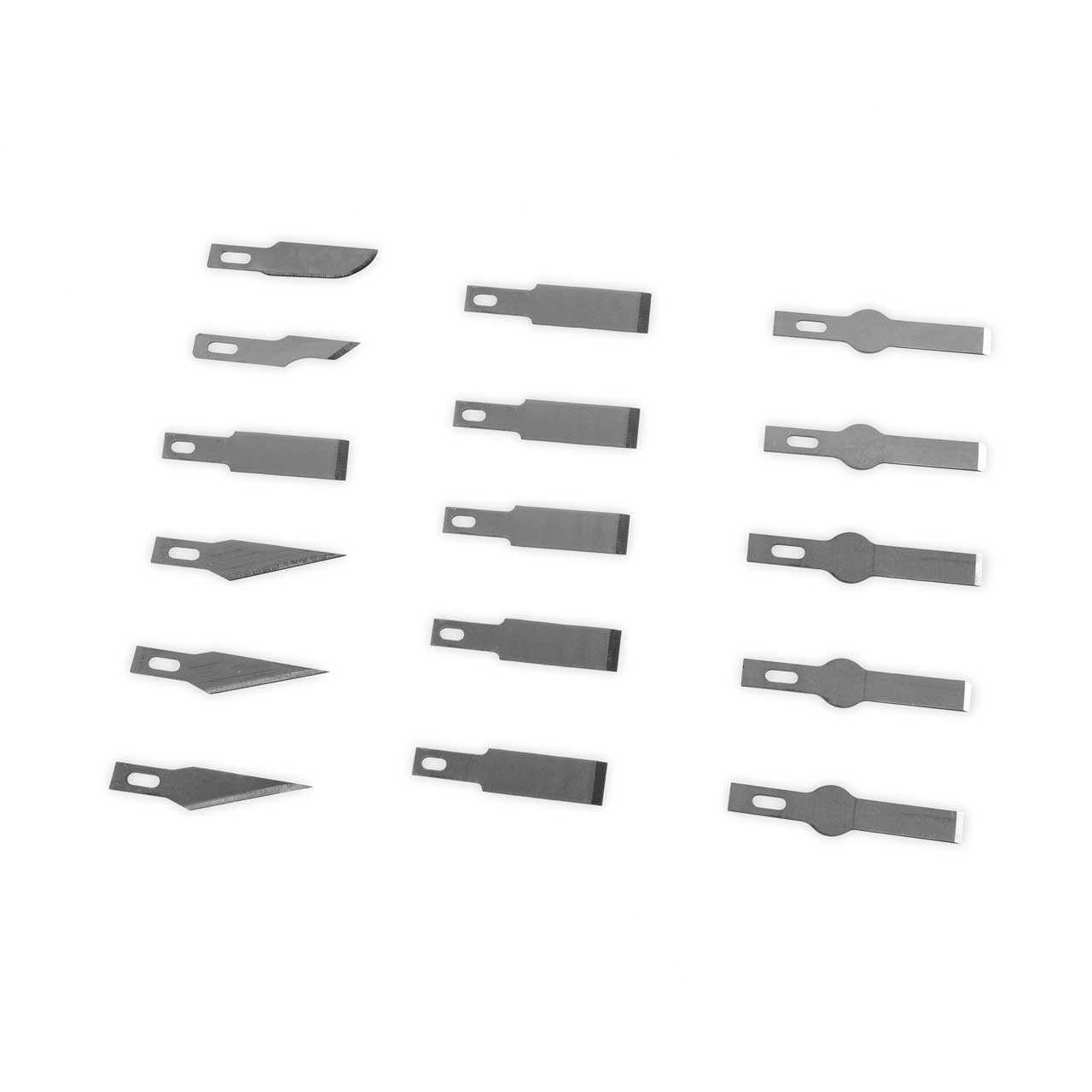 Verschiedene Metall-Bastelmesser auf weißem Hintergrund.