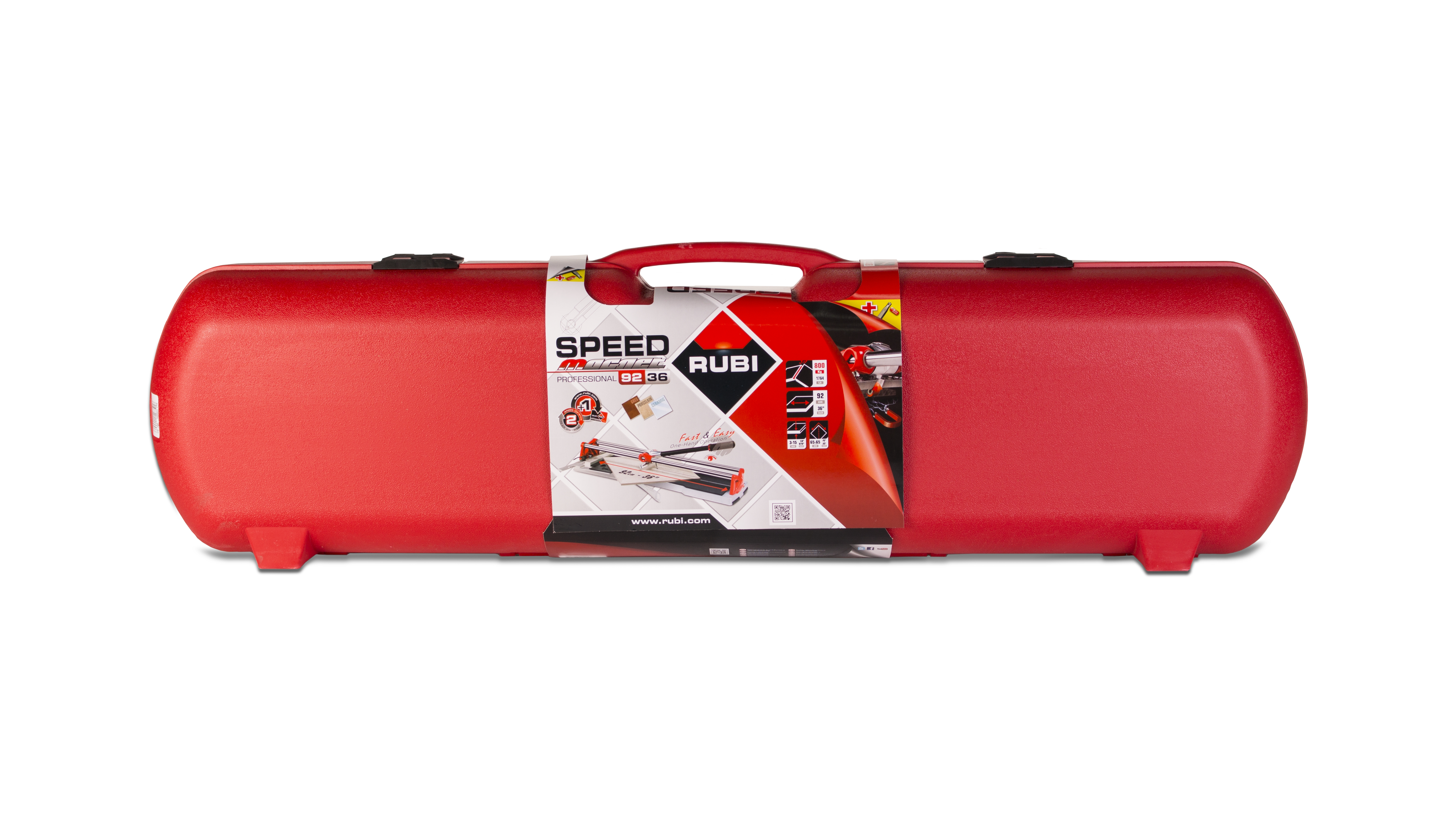 Maletín de transporte rojo sobre fondo blanco, con asa y etiqueta. Maletín rectangular con bordes redondeados.