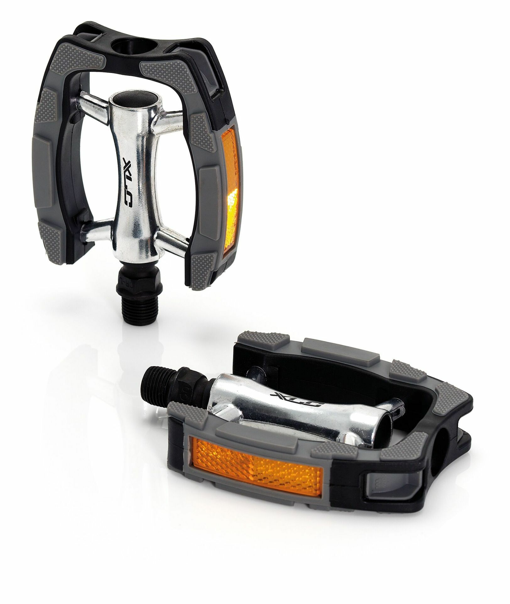 Para pedałów rowerowych, szarych i czarnych z pomarańczowymi odblaskami. Białe tło.