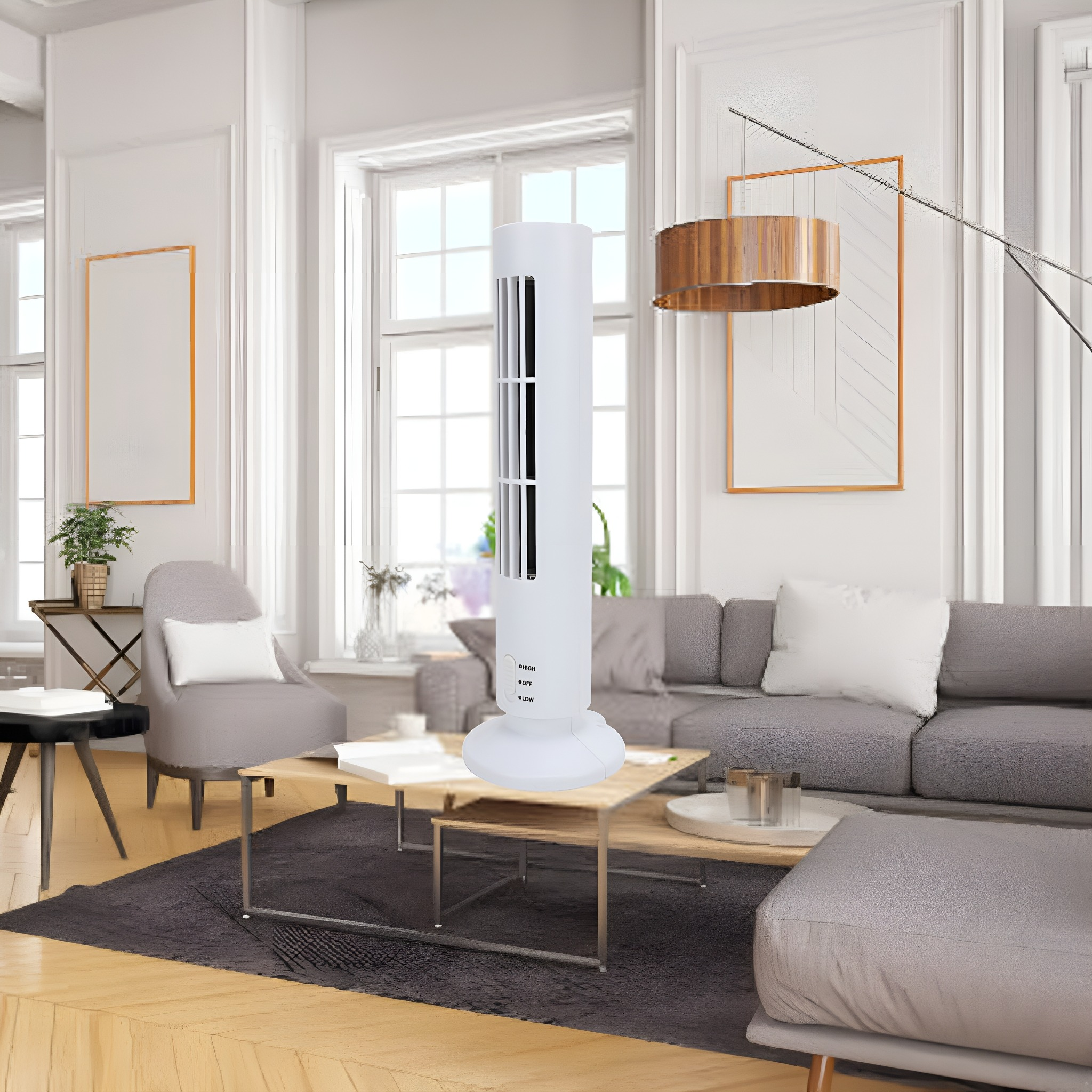 Ein weißer Turmventilator in einem modernen Wohnzimmer. Es gibt ein Sofa, einen Couchtisch und eine Stehlampe.