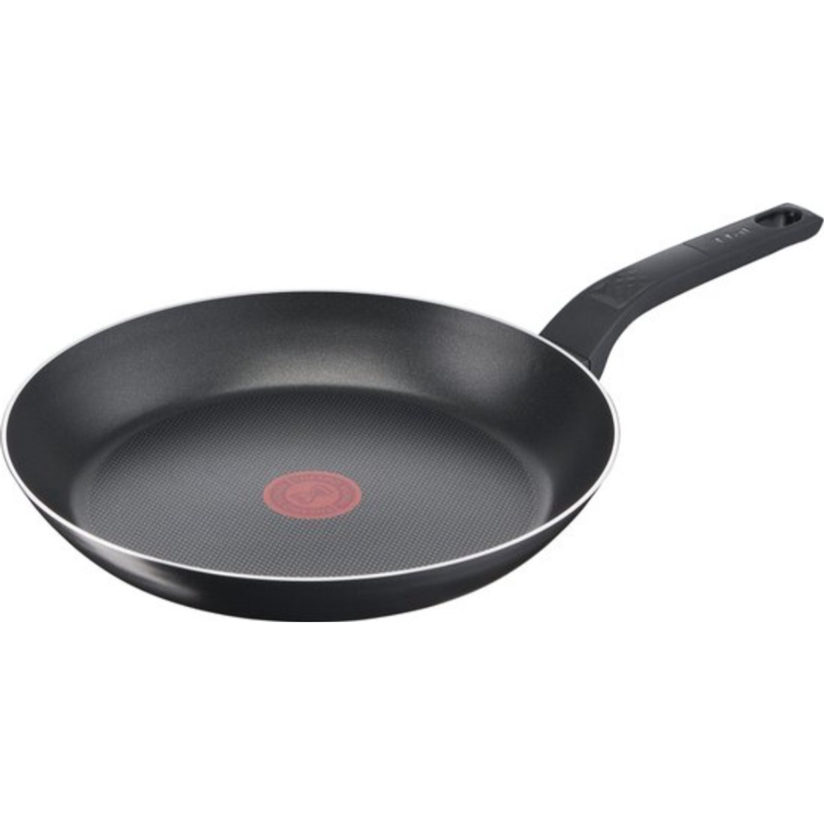 Une poêle noire avec un cercle rouge au centre, isolée sur fond blanc.
