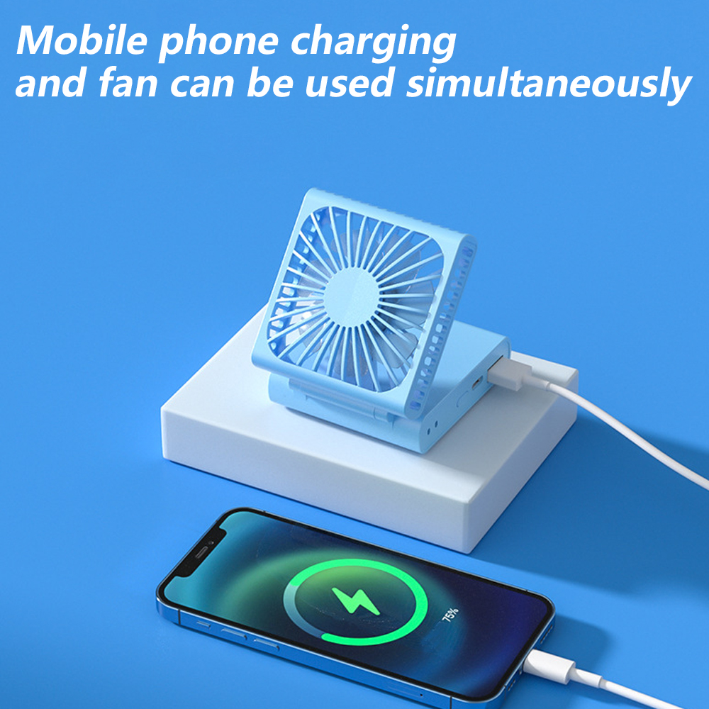 Ein blauer tragbarer Ventilator lädt ein Telefon auf. Text: 'Handy aufladen und Ventilator kann benutzt werden'.