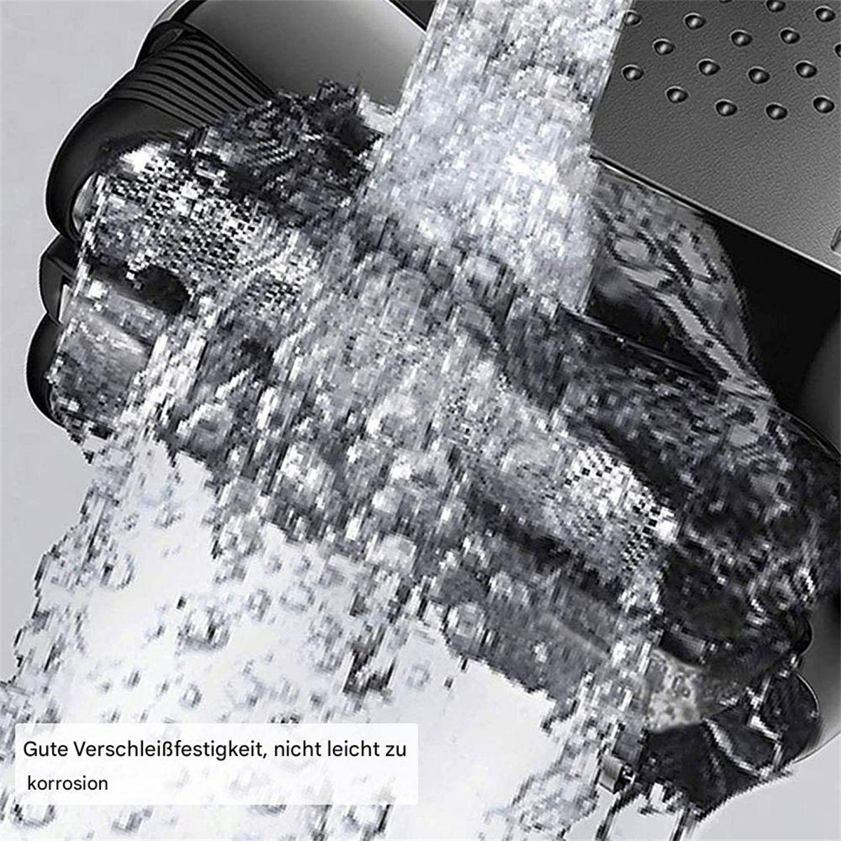 Nahaufnahme von Wasser, das über einen schwarzen Duschkopf fließt, mit deutschem Text.