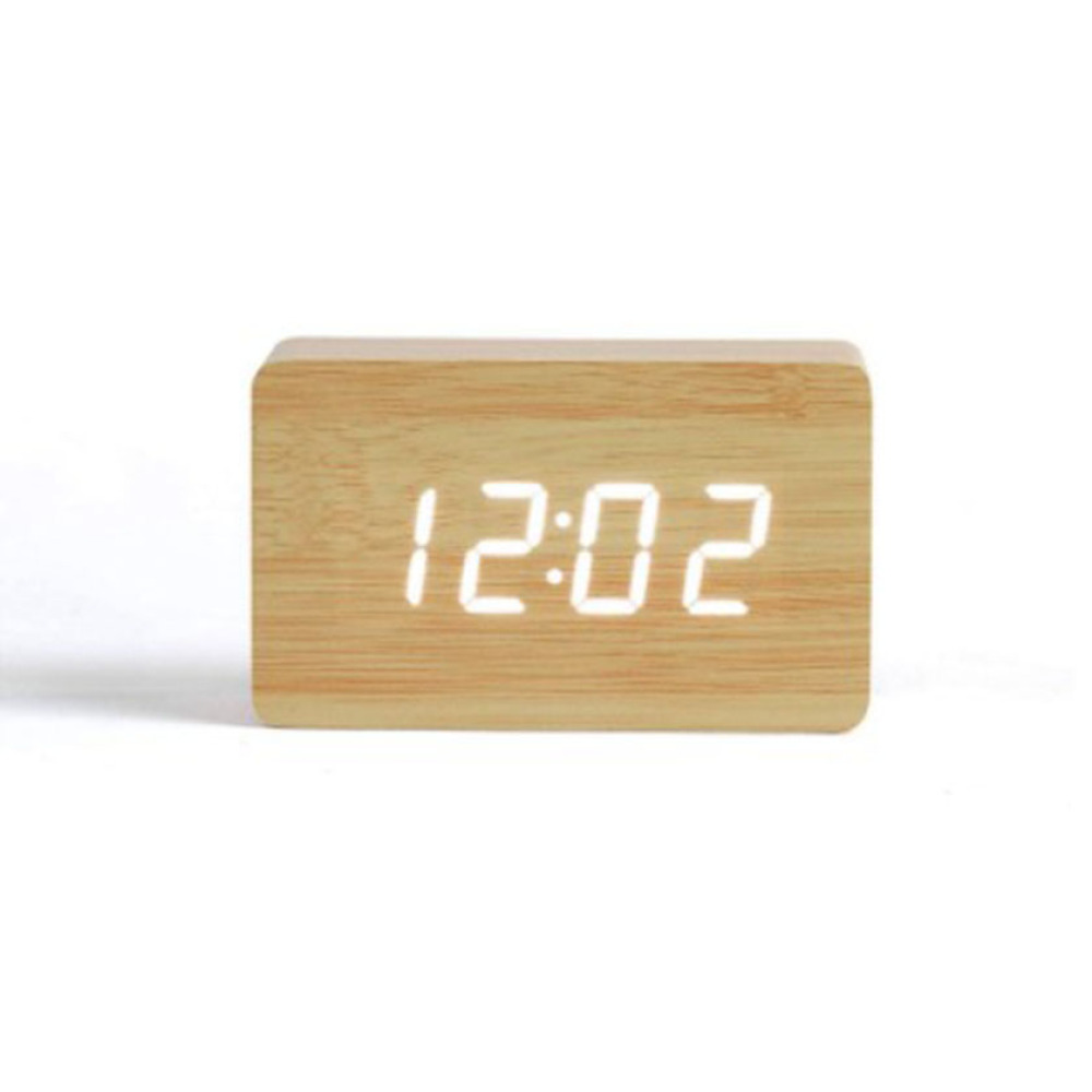 Hölzerne Digitaluhr, die 12:02 anzeigt, auf weißem Hintergrund.