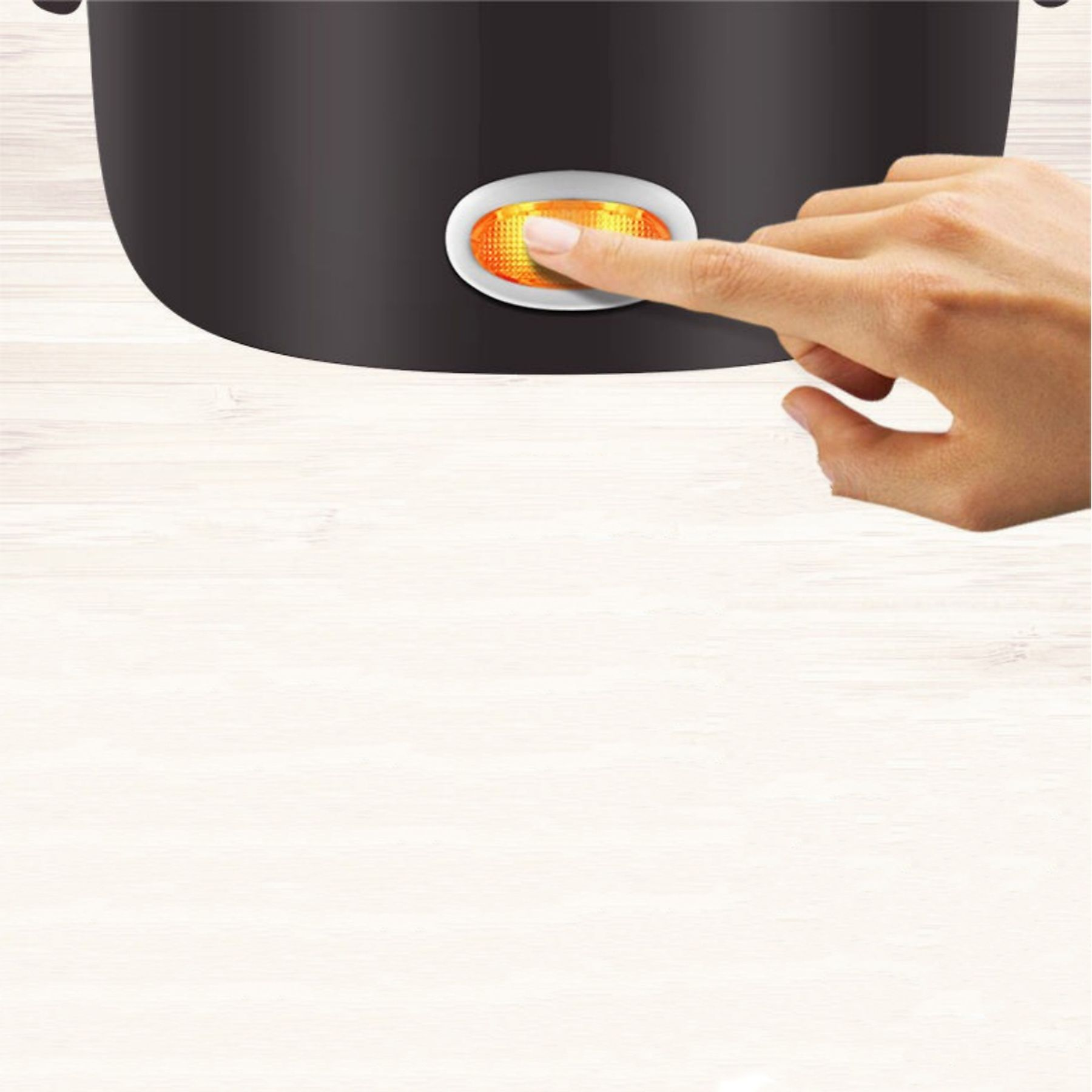 Ein Finger drückt auf ein orangefarbenes Licht an einem schwarzen Gerät, das auf einem hellen Holzhintergrund steht.