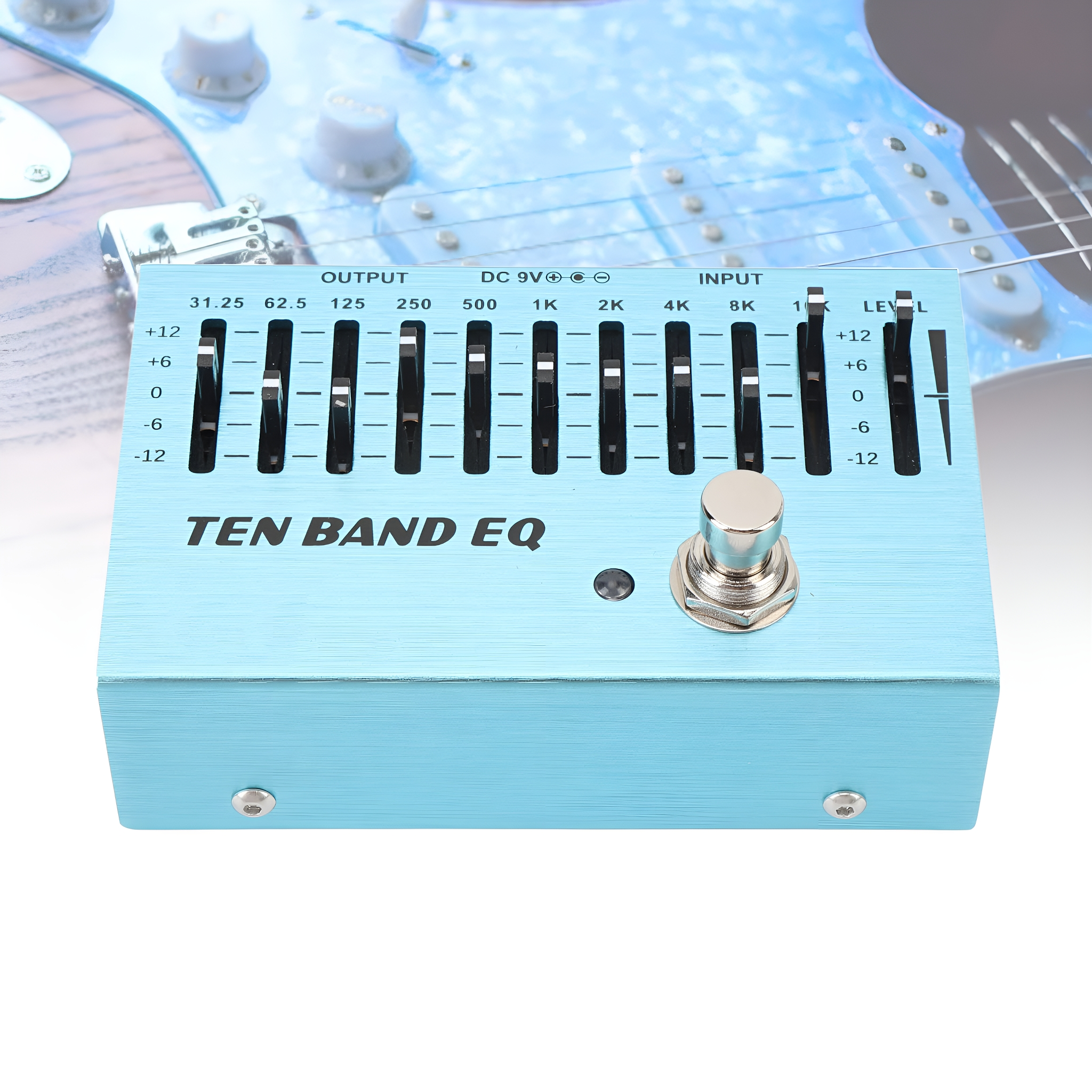 Ein blaues 10-Band-EQ-Pedal mit Schiebereglern und Knöpfen, platziert auf einer Gitarre.